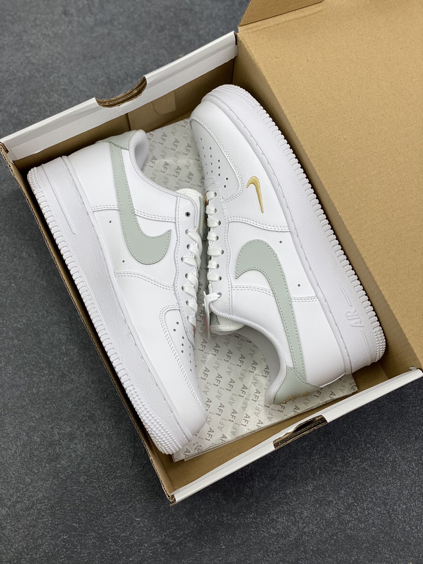 图片[9]-福利特价 Air Force 1 Nike Low 灰绿小双勾 原楦头原纸板 打造纯正空军版型 专注外贸渠道 全掌内置蜂窝气垫 #原盒配件 原厂中底钢印、拉帮完美 货号：CZ0270-106 尺码：36 36.5 37.5 38 38.5 39 40 40.5 41 42 42.5 43 44 44.5 45-选品中心