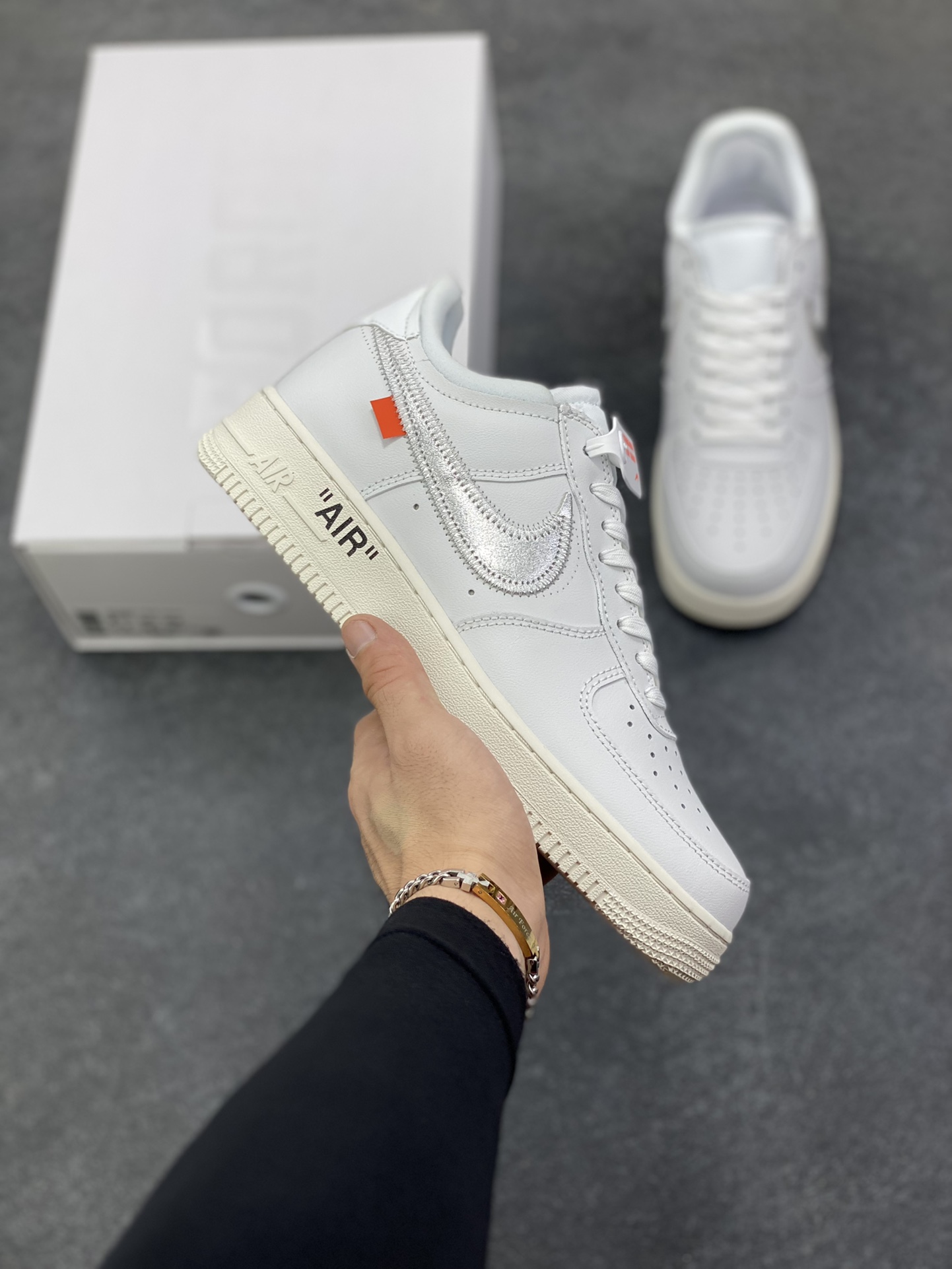 Nike AirForce 1 Low Virgil Abloh x OFF WHITE 空军一号联名系列 这双鞋以白色为主体色调，搭配银色 Swoosh Logo，点缀黑色标语，呈现出联名系列招的解构设计。Swoosh 侧面的白色缝标在银白色鞋身上十分显眼。Virgil 在鞋中底上，分别以马克笔写有 “For Serena only”、“Virgil 2019” 等字样，同此前送给詹姆斯等人的亲友限定一样。 货号：AO4297-100 尺码：36 36.5 37.5 38 38.5 39 40 40.5 41 42 42.5 43 44 44.5 45-选品中心