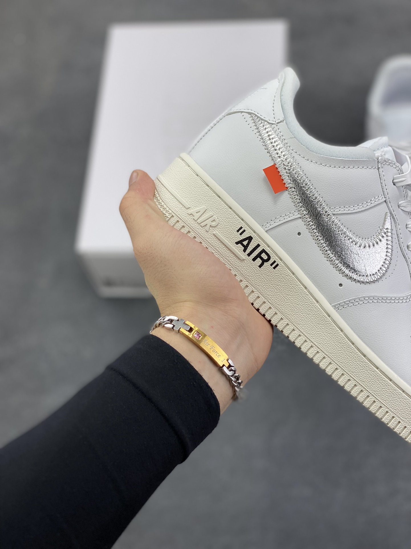 图片[6]-Nike AirForce 1 Low Virgil Abloh x OFF WHITE 空军一号联名系列 这双鞋以白色为主体色调，搭配银色 Swoosh Logo，点缀黑色标语，呈现出联名系列招的解构设计。Swoosh 侧面的白色缝标在银白色鞋身上十分显眼。Virgil 在鞋中底上，分别以马克笔写有 “For Serena only”、“Virgil 2019” 等字样，同此前送给詹姆斯等人的亲友限定一样。 货号：AO4297-100 尺码：36 36.5 37.5 38 38.5 39 40 40.5 41 42 42.5 43 44 44.5 45-选品中心