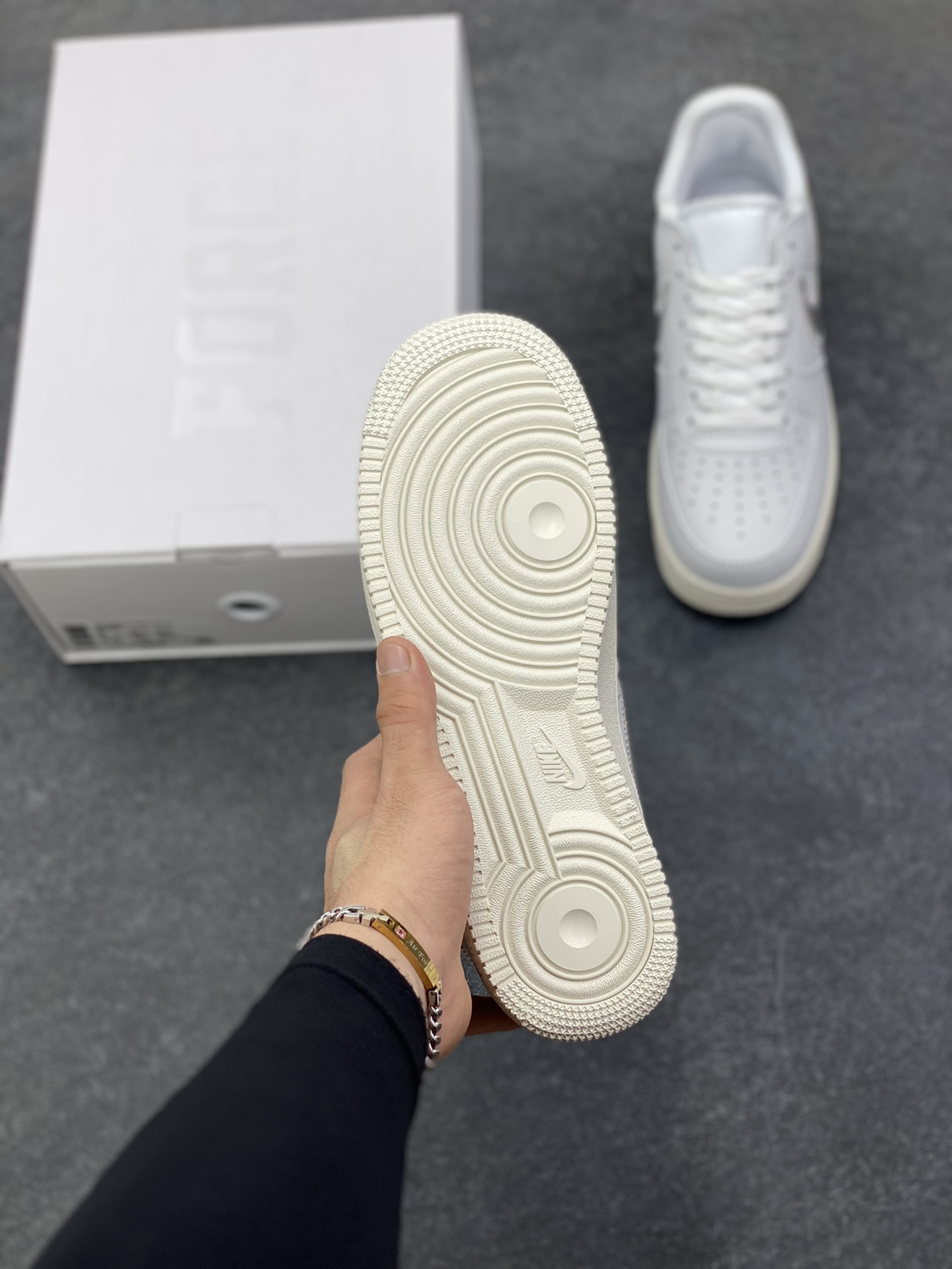 图片[5]-Nike AirForce 1 Low Virgil Abloh x OFF WHITE 空军一号联名系列 这双鞋以白色为主体色调，搭配银色 Swoosh Logo，点缀黑色标语，呈现出联名系列招的解构设计。Swoosh 侧面的白色缝标在银白色鞋身上十分显眼。Virgil 在鞋中底上，分别以马克笔写有 “For Serena only”、“Virgil 2019” 等字样，同此前送给詹姆斯等人的亲友限定一样。 货号：AO4297-100 尺码：36 36.5 37.5 38 38.5 39 40 40.5 41 42 42.5 43 44 44.5 45-选品中心