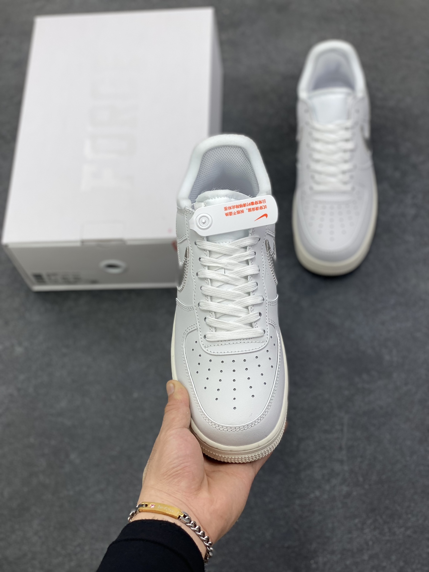 图片[2]-Nike AirForce 1 Low Virgil Abloh x OFF WHITE 空军一号联名系列 这双鞋以白色为主体色调，搭配银色 Swoosh Logo，点缀黑色标语，呈现出联名系列招的解构设计。Swoosh 侧面的白色缝标在银白色鞋身上十分显眼。Virgil 在鞋中底上，分别以马克笔写有 “For Serena only”、“Virgil 2019” 等字样，同此前送给詹姆斯等人的亲友限定一样。 货号：AO4297-100 尺码：36 36.5 37.5 38 38.5 39 40 40.5 41 42 42.5 43 44 44.5 45-选品中心