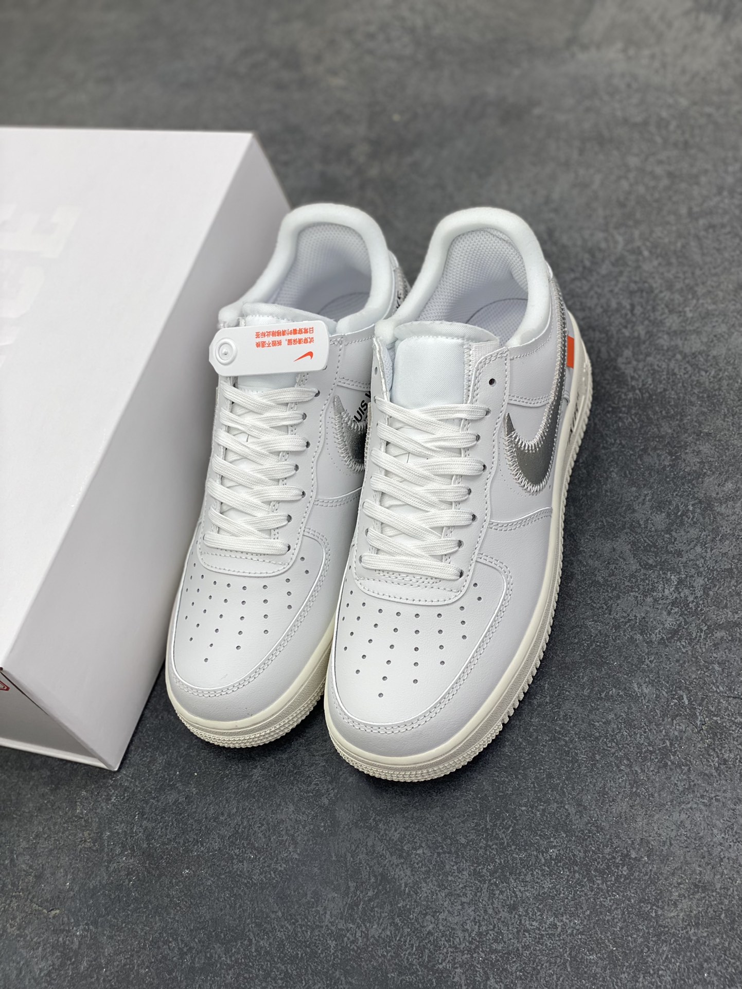 图片[8]-Nike AirForce 1 Low Virgil Abloh x OFF WHITE 空军一号联名系列 这双鞋以白色为主体色调，搭配银色 Swoosh Logo，点缀黑色标语，呈现出联名系列招的解构设计。Swoosh 侧面的白色缝标在银白色鞋身上十分显眼。Virgil 在鞋中底上，分别以马克笔写有 “For Serena only”、“Virgil 2019” 等字样，同此前送给詹姆斯等人的亲友限定一样。 货号：AO4297-100 尺码：36 36.5 37.5 38 38.5 39 40 40.5 41 42 42.5 43 44 44.5 45-选品中心