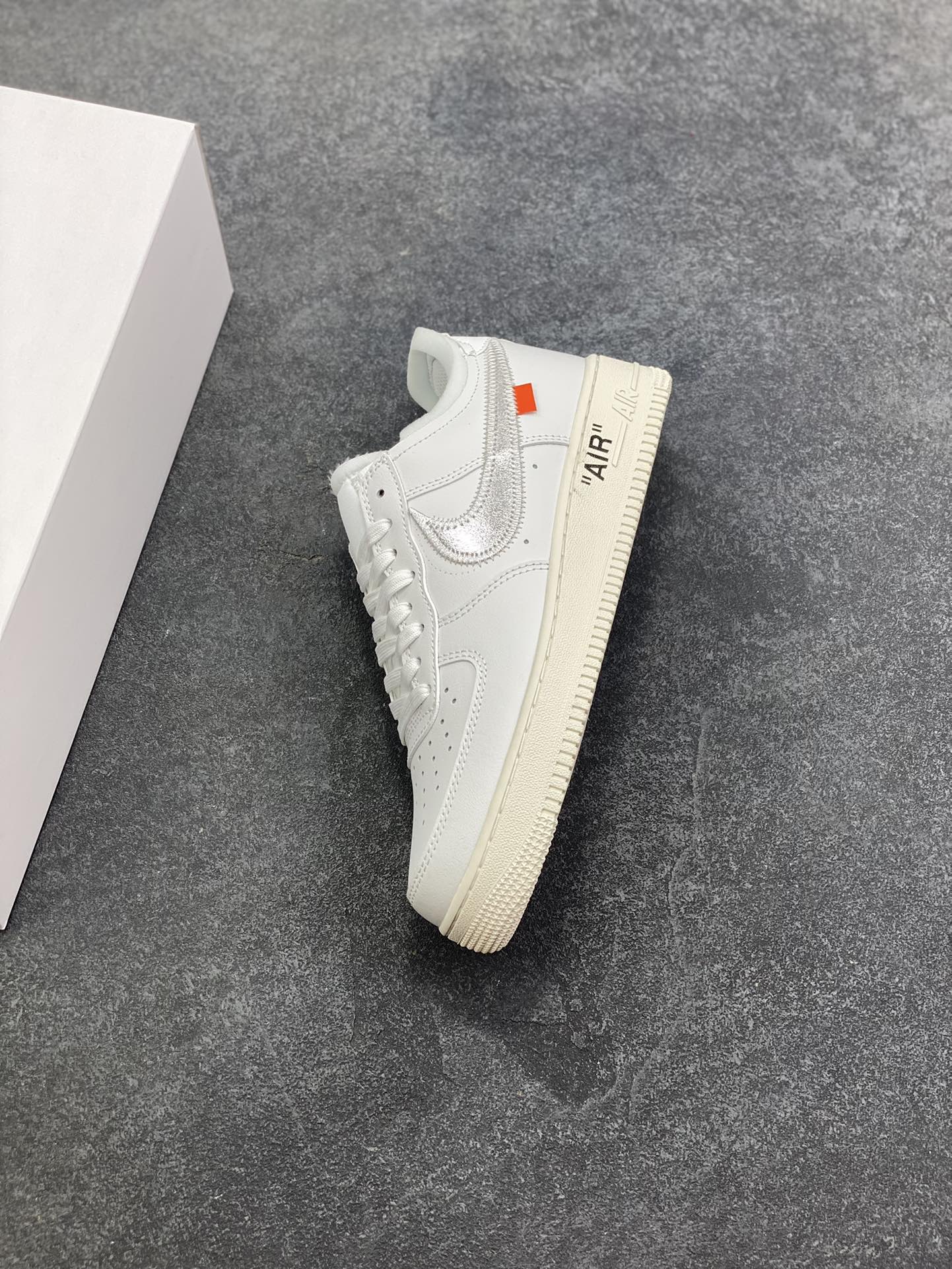 图片[7]-Nike AirForce 1 Low Virgil Abloh x OFF WHITE 空军一号联名系列 这双鞋以白色为主体色调，搭配银色 Swoosh Logo，点缀黑色标语，呈现出联名系列招的解构设计。Swoosh 侧面的白色缝标在银白色鞋身上十分显眼。Virgil 在鞋中底上，分别以马克笔写有 “For Serena only”、“Virgil 2019” 等字样，同此前送给詹姆斯等人的亲友限定一样。 货号：AO4297-100 尺码：36 36.5 37.5 38 38.5 39 40 40.5 41 42 42.5 43 44 44.5 45-选品中心