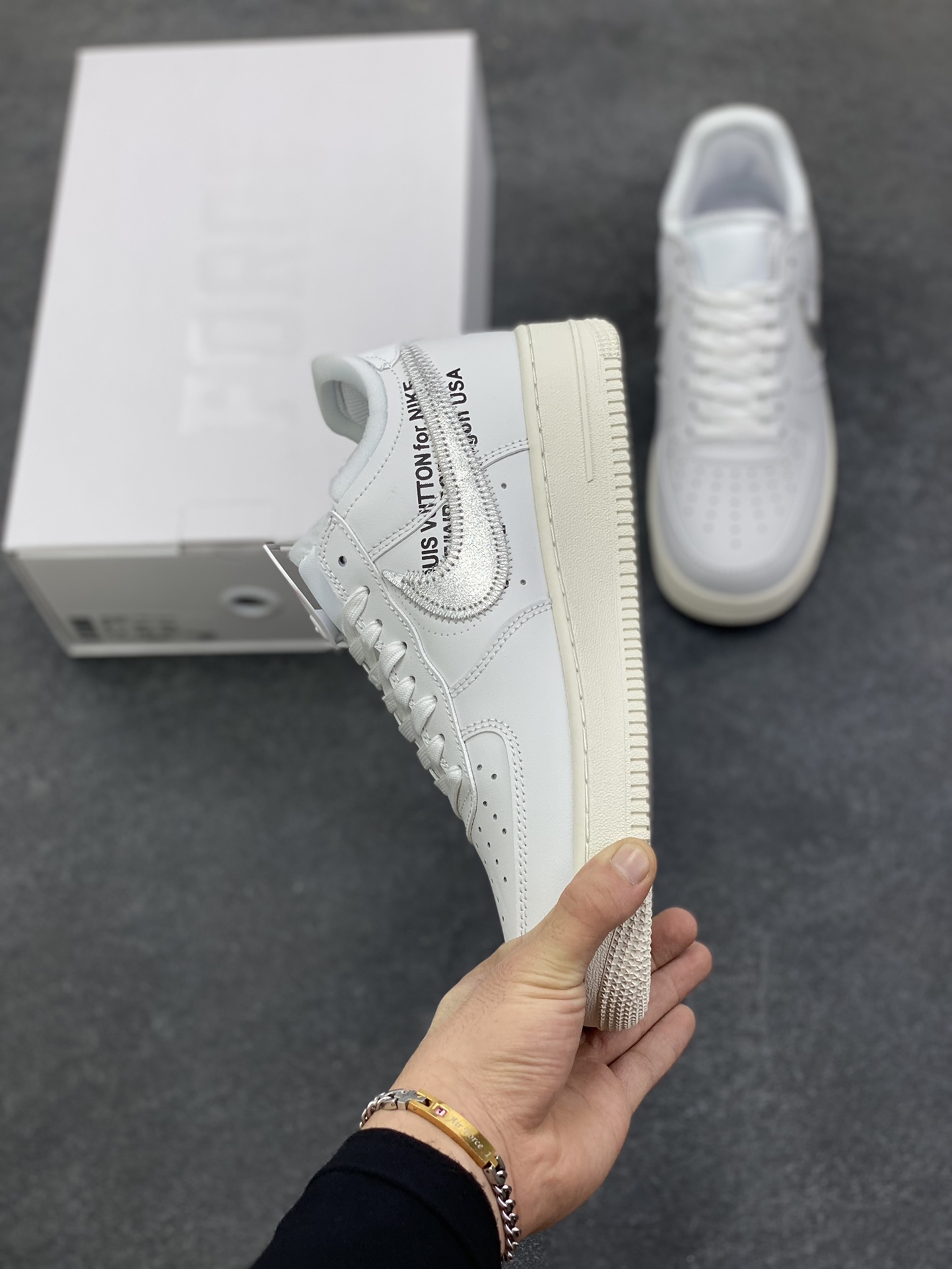 图片[3]-Nike AirForce 1 Low Virgil Abloh x OFF WHITE 空军一号联名系列 这双鞋以白色为主体色调，搭配银色 Swoosh Logo，点缀黑色标语，呈现出联名系列招的解构设计。Swoosh 侧面的白色缝标在银白色鞋身上十分显眼。Virgil 在鞋中底上，分别以马克笔写有 “For Serena only”、“Virgil 2019” 等字样，同此前送给詹姆斯等人的亲友限定一样。 货号：AO4297-100 尺码：36 36.5 37.5 38 38.5 39 40 40.5 41 42 42.5 43 44 44.5 45-选品中心