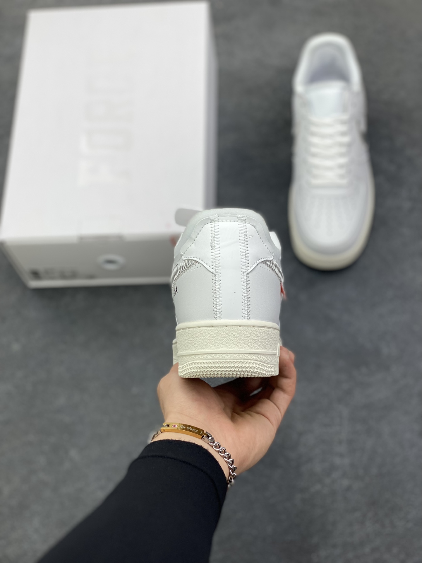 图片[4]-Nike AirForce 1 Low Virgil Abloh x OFF WHITE 空军一号联名系列 这双鞋以白色为主体色调，搭配银色 Swoosh Logo，点缀黑色标语，呈现出联名系列招的解构设计。Swoosh 侧面的白色缝标在银白色鞋身上十分显眼。Virgil 在鞋中底上，分别以马克笔写有 “For Serena only”、“Virgil 2019” 等字样，同此前送给詹姆斯等人的亲友限定一样。 货号：AO4297-100 尺码：36 36.5 37.5 38 38.5 39 40 40.5 41 42 42.5 43 44 44.5 45-选品中心