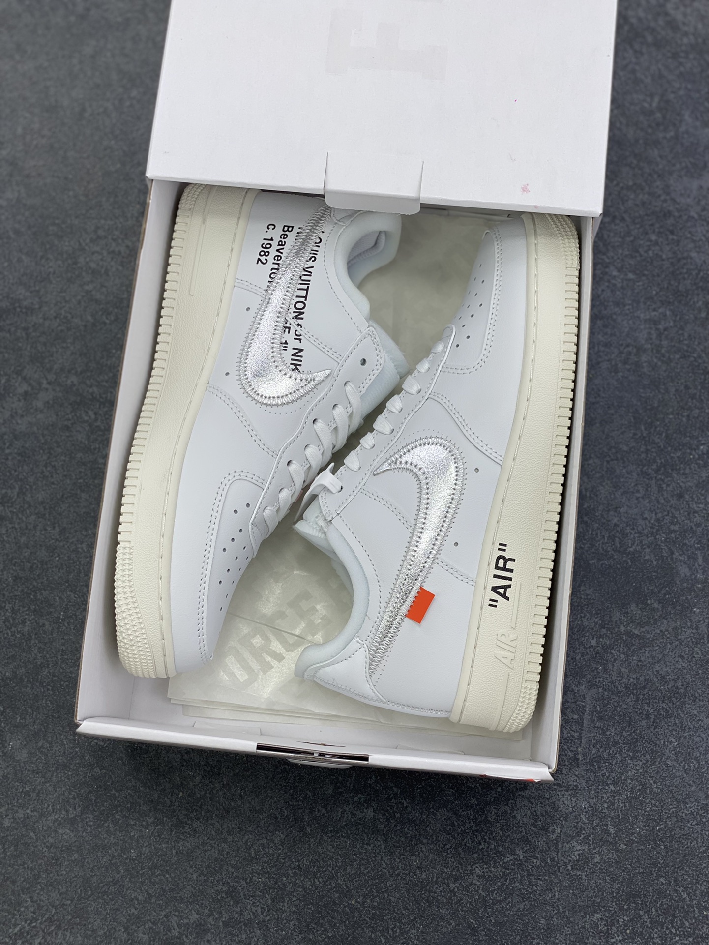 图片[9]-Nike AirForce 1 Low Virgil Abloh x OFF WHITE 空军一号联名系列 这双鞋以白色为主体色调，搭配银色 Swoosh Logo，点缀黑色标语，呈现出联名系列招的解构设计。Swoosh 侧面的白色缝标在银白色鞋身上十分显眼。Virgil 在鞋中底上，分别以马克笔写有 “For Serena only”、“Virgil 2019” 等字样，同此前送给詹姆斯等人的亲友限定一样。 货号：AO4297-100 尺码：36 36.5 37.5 38 38.5 39 40 40.5 41 42 42.5 43 44 44.5 45-选品中心