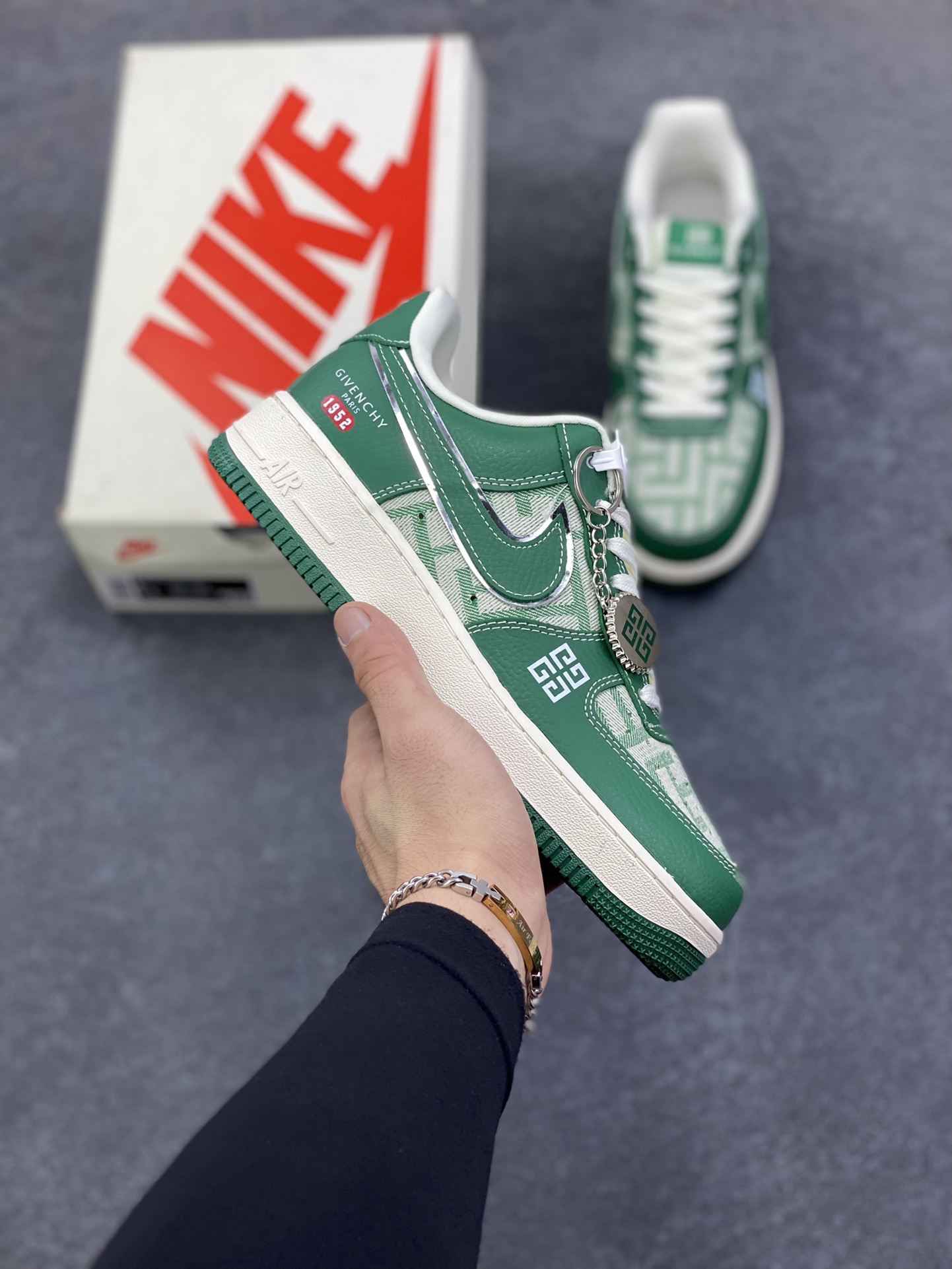 NIke Air Force 1 \'07 Low 纪梵希联名--青绿牛仔 空军一号低帮 运动鞋 休闲鞋 折边针车 工艺难度大 原楦头原纸板 高级牛仔 高端定制鞋盒 原厂鞋底 超高清洁度 细节完美 货号：DK0188-088 尺码：36 36.5 37.5 38 38.5 39 40 40.5 41 42 42.5 43 44 44.5 45-选品中心