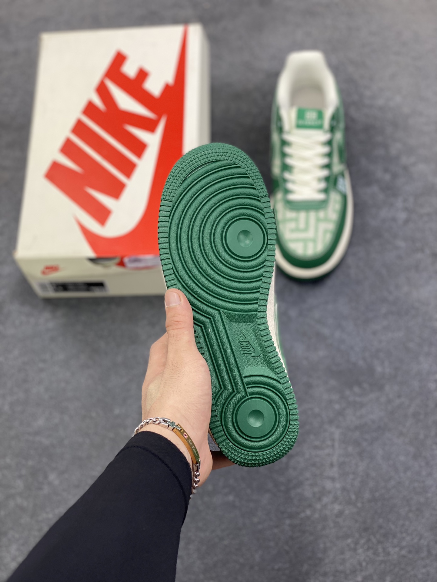 图片[5]-NIke Air Force 1 \’07 Low 纪梵希联名–青绿牛仔 空军一号低帮 运动鞋 休闲鞋 折边针车 工艺难度大 原楦头原纸板 高级牛仔 高端定制鞋盒 原厂鞋底 超高清洁度 细节完美 货号：DK0188-088 尺码：36 36.5 37.5 38 38.5 39 40 40.5 41 42 42.5 43 44 44.5 45-选品中心