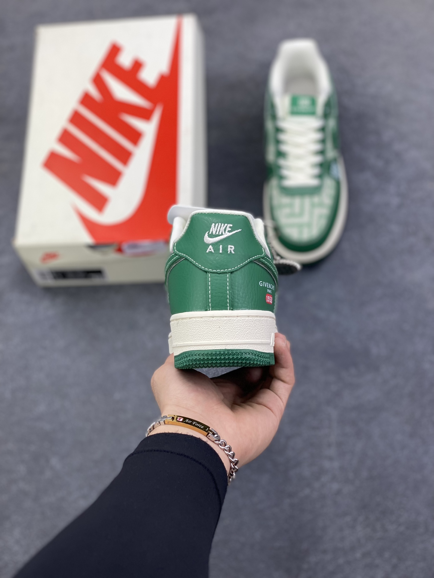 图片[4]-NIke Air Force 1 \’07 Low 纪梵希联名–青绿牛仔 空军一号低帮 运动鞋 休闲鞋 折边针车 工艺难度大 原楦头原纸板 高级牛仔 高端定制鞋盒 原厂鞋底 超高清洁度 细节完美 货号：DK0188-088 尺码：36 36.5 37.5 38 38.5 39 40 40.5 41 42 42.5 43 44 44.5 45-选品中心