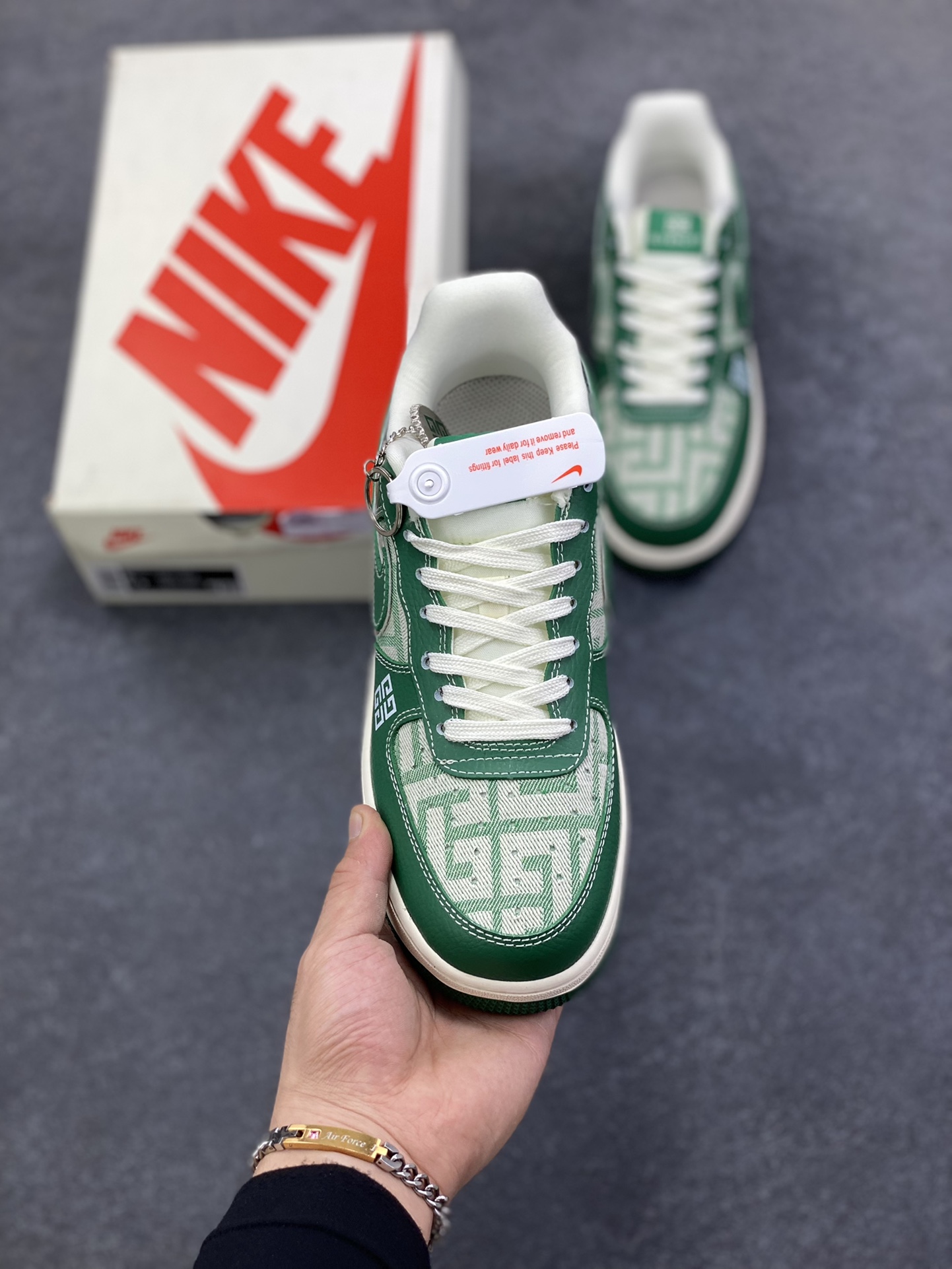 图片[2]-NIke Air Force 1 \’07 Low 纪梵希联名–青绿牛仔 空军一号低帮 运动鞋 休闲鞋 折边针车 工艺难度大 原楦头原纸板 高级牛仔 高端定制鞋盒 原厂鞋底 超高清洁度 细节完美 货号：DK0188-088 尺码：36 36.5 37.5 38 38.5 39 40 40.5 41 42 42.5 43 44 44.5 45-选品中心