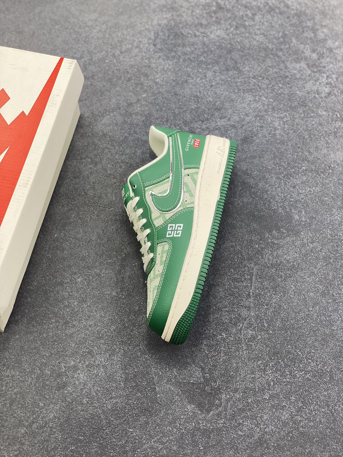 图片[7]-NIke Air Force 1 \’07 Low 纪梵希联名–青绿牛仔 空军一号低帮 运动鞋 休闲鞋 折边针车 工艺难度大 原楦头原纸板 高级牛仔 高端定制鞋盒 原厂鞋底 超高清洁度 细节完美 货号：DK0188-088 尺码：36 36.5 37.5 38 38.5 39 40 40.5 41 42 42.5 43 44 44.5 45-选品中心