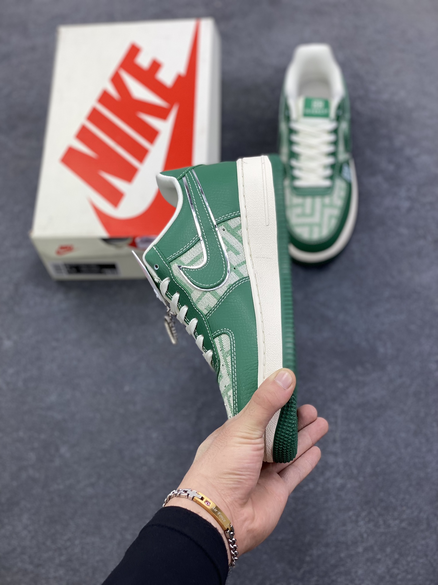 图片[3]-NIke Air Force 1 \’07 Low 纪梵希联名–青绿牛仔 空军一号低帮 运动鞋 休闲鞋 折边针车 工艺难度大 原楦头原纸板 高级牛仔 高端定制鞋盒 原厂鞋底 超高清洁度 细节完美 货号：DK0188-088 尺码：36 36.5 37.5 38 38.5 39 40 40.5 41 42 42.5 43 44 44.5 45-选品中心