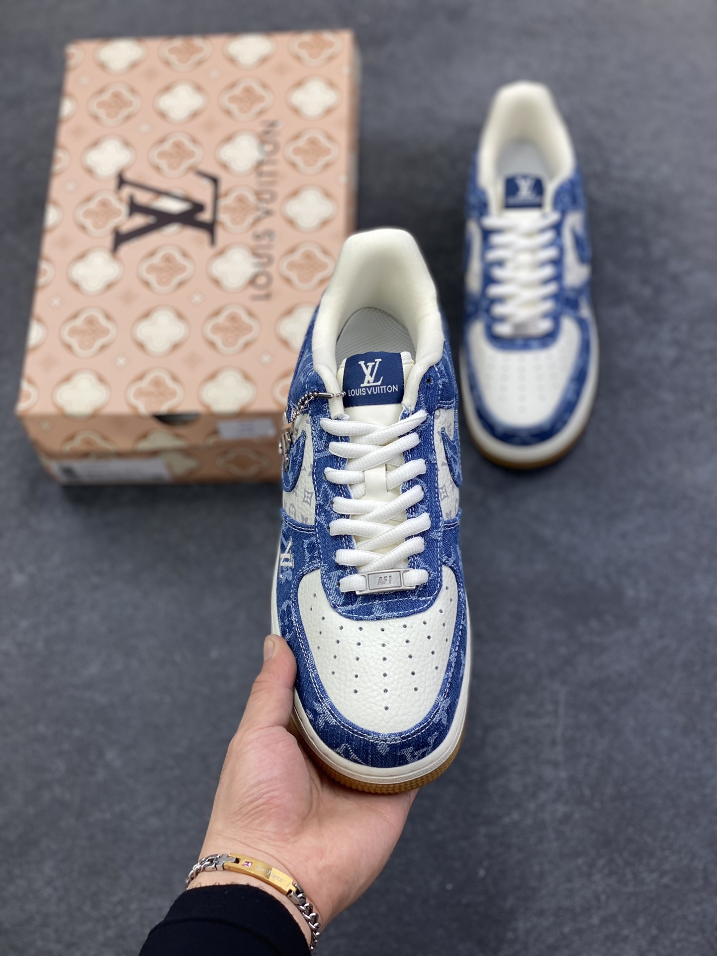 图片[2]-NIke Air Force 1 \’07 Low LV联名–白海军蓝空军一号低帮 运动鞋 休闲鞋 折边针车 防水牛仔布 高级夜光效果 工艺难度大 原楦头原纸板 高端定制鞋盒 原厂鞋底 超高清洁度 细节完美 货号：YF9511-813 尺码：36 36.5 37.5 38 38.5 39 40 40.5 41 42 42.5 43 44 44.5 45-选品中心
