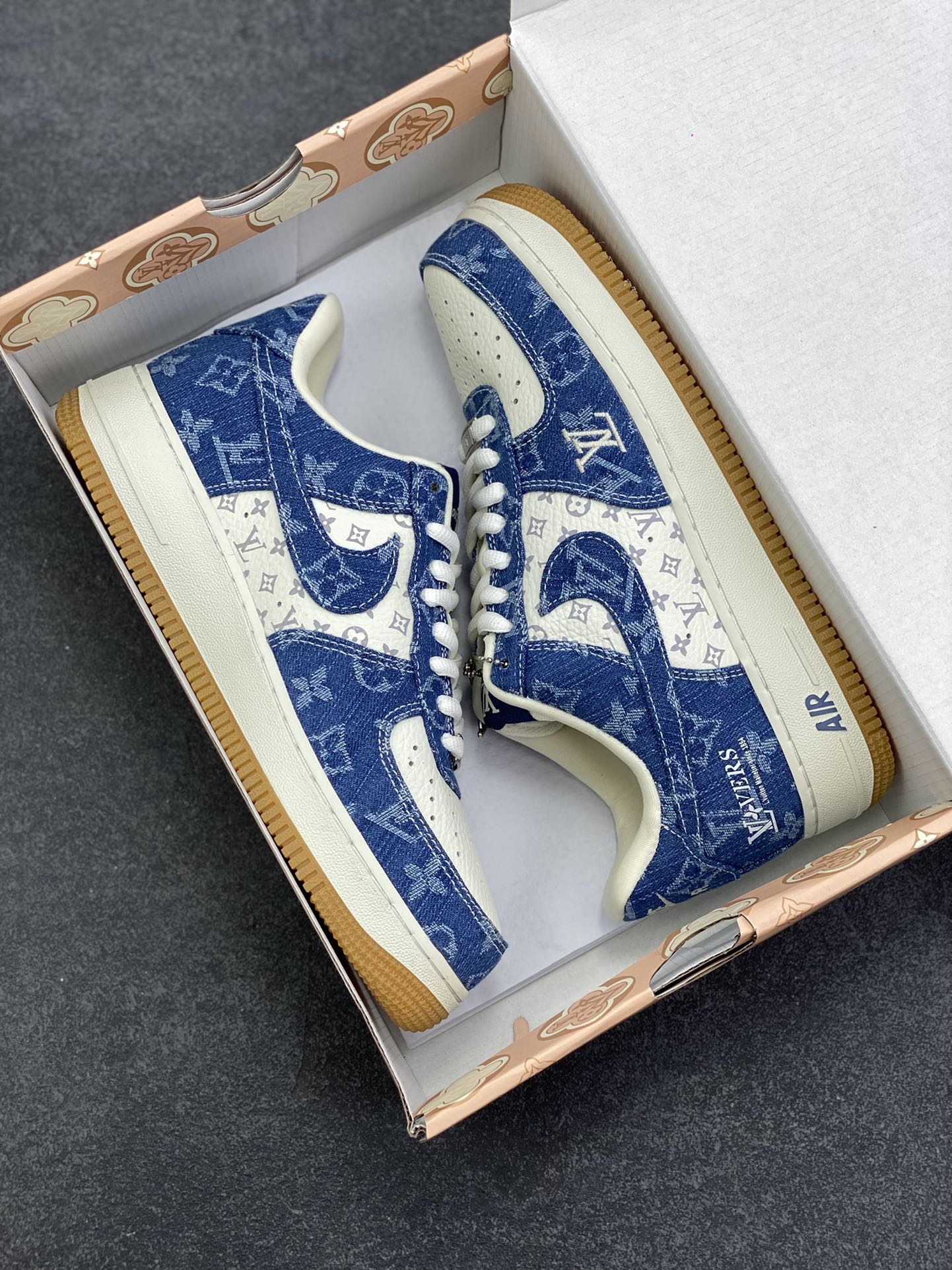 图片[9]-NIke Air Force 1 \’07 Low LV联名–白海军蓝空军一号低帮 运动鞋 休闲鞋 折边针车 防水牛仔布 高级夜光效果 工艺难度大 原楦头原纸板 高端定制鞋盒 原厂鞋底 超高清洁度 细节完美 货号：YF9511-813 尺码：36 36.5 37.5 38 38.5 39 40 40.5 41 42 42.5 43 44 44.5 45-选品中心