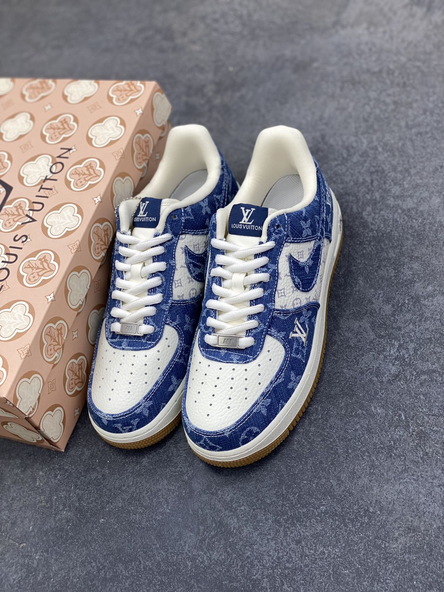 图片[8]-NIke Air Force 1 \’07 Low LV联名–白海军蓝空军一号低帮 运动鞋 休闲鞋 折边针车 防水牛仔布 高级夜光效果 工艺难度大 原楦头原纸板 高端定制鞋盒 原厂鞋底 超高清洁度 细节完美 货号：YF9511-813 尺码：36 36.5 37.5 38 38.5 39 40 40.5 41 42 42.5 43 44 44.5 45-选品中心