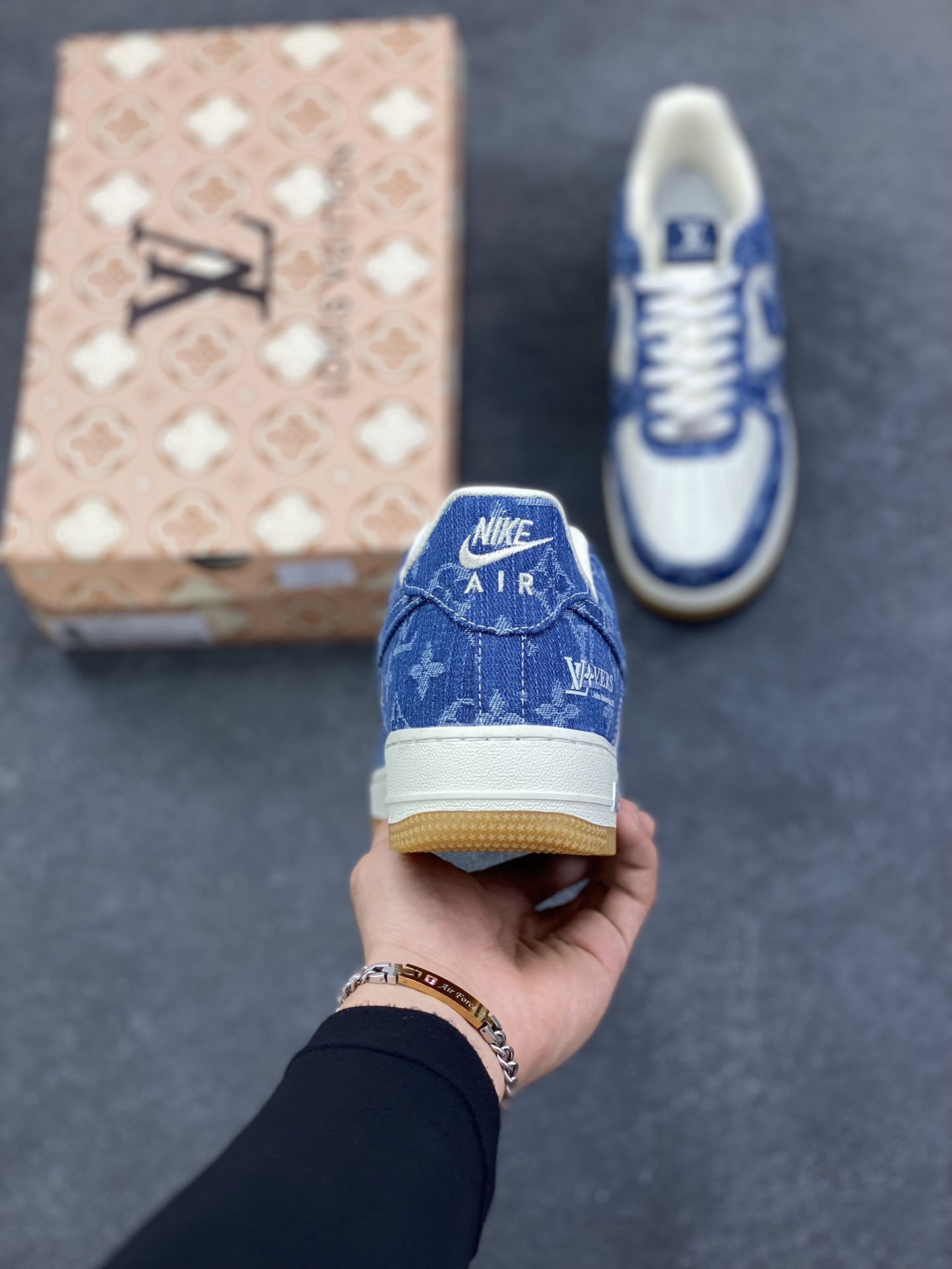 图片[4]-NIke Air Force 1 \’07 Low LV联名–白海军蓝空军一号低帮 运动鞋 休闲鞋 折边针车 防水牛仔布 高级夜光效果 工艺难度大 原楦头原纸板 高端定制鞋盒 原厂鞋底 超高清洁度 细节完美 货号：YF9511-813 尺码：36 36.5 37.5 38 38.5 39 40 40.5 41 42 42.5 43 44 44.5 45-选品中心