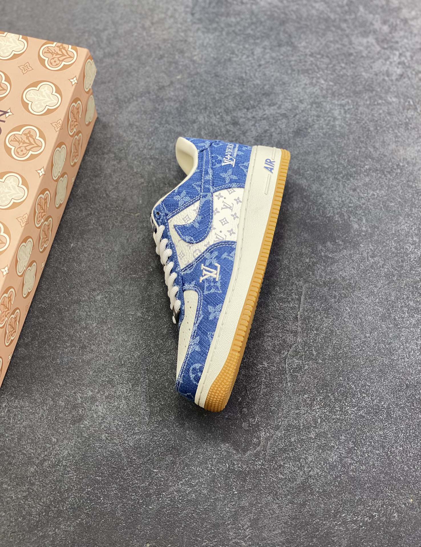 图片[7]-NIke Air Force 1 \’07 Low LV联名–白海军蓝空军一号低帮 运动鞋 休闲鞋 折边针车 防水牛仔布 高级夜光效果 工艺难度大 原楦头原纸板 高端定制鞋盒 原厂鞋底 超高清洁度 细节完美 货号：YF9511-813 尺码：36 36.5 37.5 38 38.5 39 40 40.5 41 42 42.5 43 44 44.5 45-选品中心