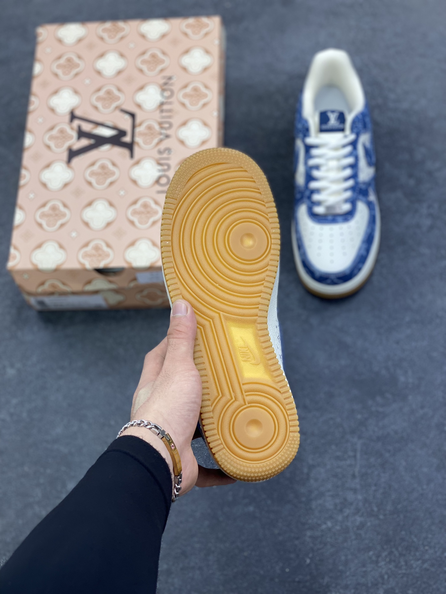 图片[5]-NIke Air Force 1 \’07 Low LV联名–白海军蓝空军一号低帮 运动鞋 休闲鞋 折边针车 防水牛仔布 高级夜光效果 工艺难度大 原楦头原纸板 高端定制鞋盒 原厂鞋底 超高清洁度 细节完美 货号：YF9511-813 尺码：36 36.5 37.5 38 38.5 39 40 40.5 41 42 42.5 43 44 44.5 45-选品中心