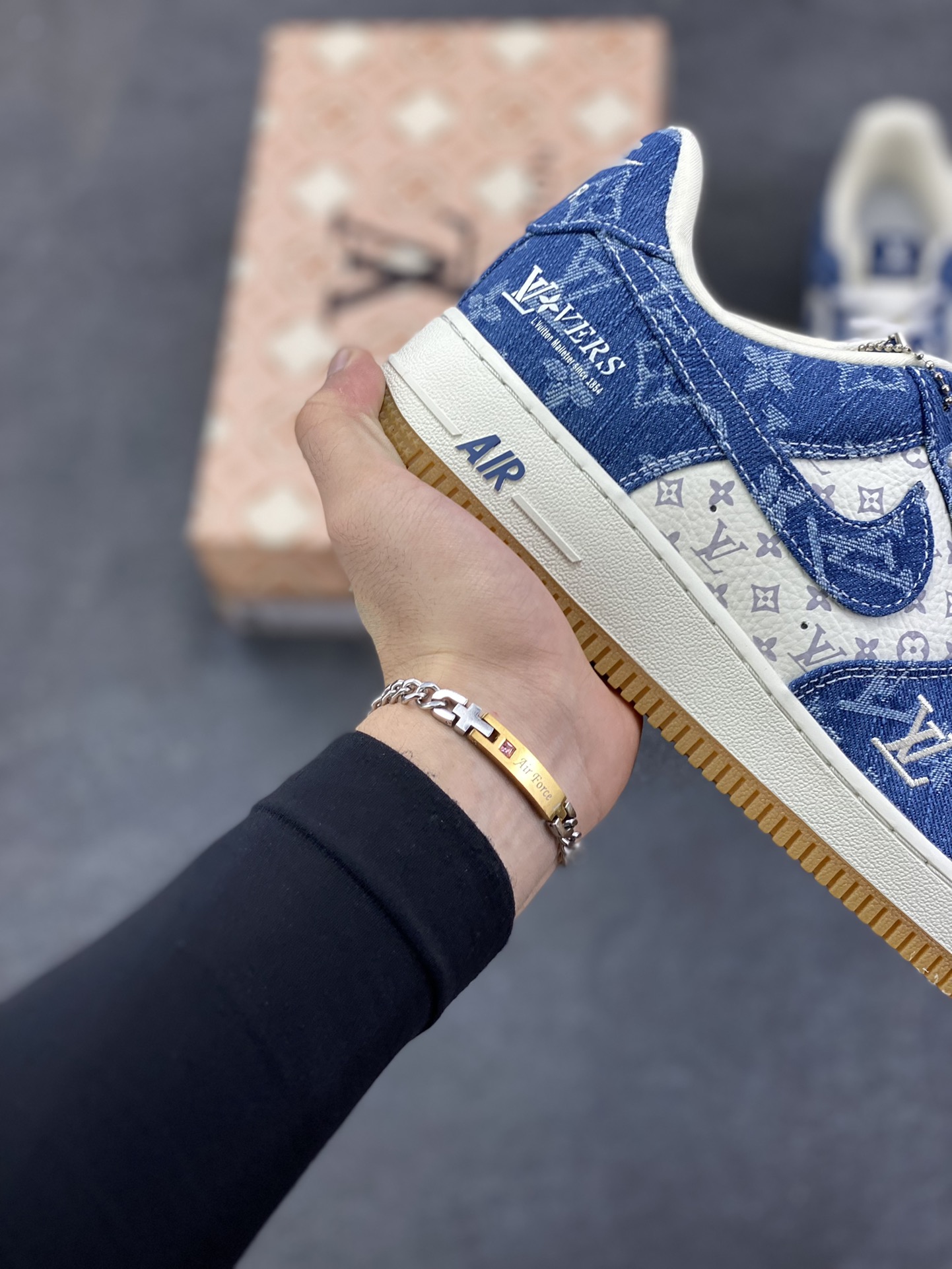 图片[6]-NIke Air Force 1 \’07 Low LV联名–白海军蓝空军一号低帮 运动鞋 休闲鞋 折边针车 防水牛仔布 高级夜光效果 工艺难度大 原楦头原纸板 高端定制鞋盒 原厂鞋底 超高清洁度 细节完美 货号：YF9511-813 尺码：36 36.5 37.5 38 38.5 39 40 40.5 41 42 42.5 43 44 44.5 45-选品中心