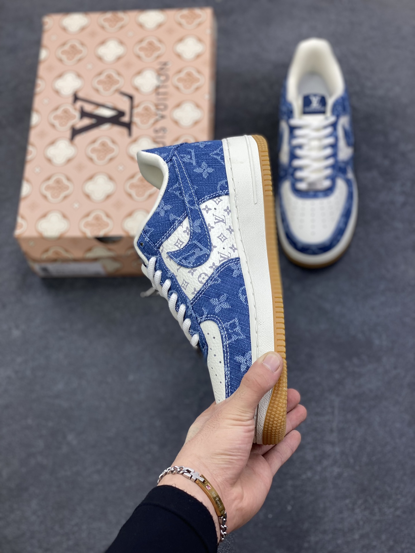 图片[3]-NIke Air Force 1 \’07 Low LV联名–白海军蓝空军一号低帮 运动鞋 休闲鞋 折边针车 防水牛仔布 高级夜光效果 工艺难度大 原楦头原纸板 高端定制鞋盒 原厂鞋底 超高清洁度 细节完美 货号：YF9511-813 尺码：36 36.5 37.5 38 38.5 39 40 40.5 41 42 42.5 43 44 44.5 45-选品中心