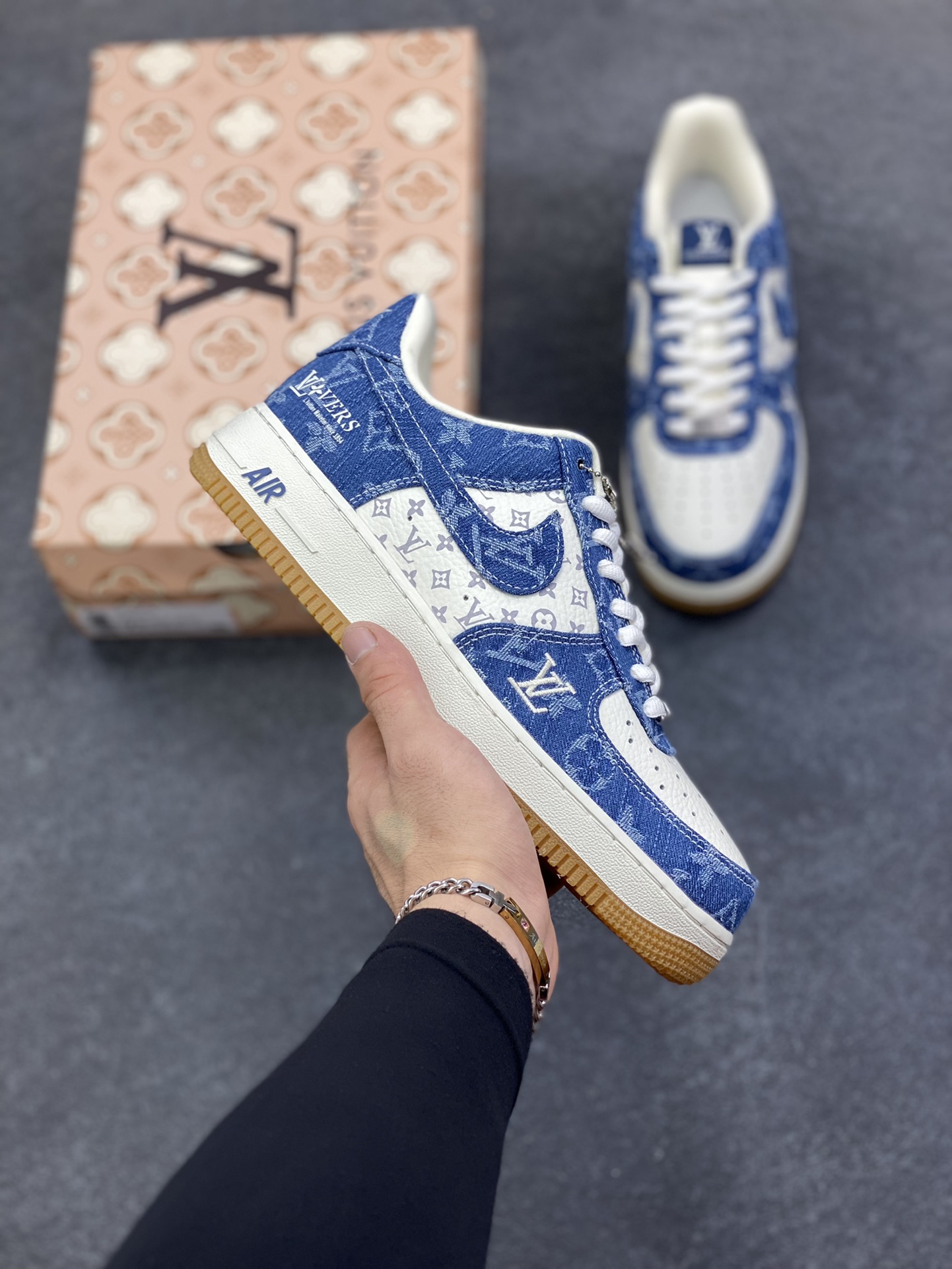 NIke Air Force 1 \’07 Low LV联名–白海军蓝空军一号低帮 运动鞋 休闲鞋 折边针车 防水牛仔布 高级夜光效果 工艺难度大 原楦头原纸板 高端定制鞋盒 原厂鞋底 超高清洁度 细节完美 货号:YF9511-813 尺码:36 36.5 37.5 38 38.5 39 40 40.5 41 42 42.5 43 44 44.5 45-选品中心