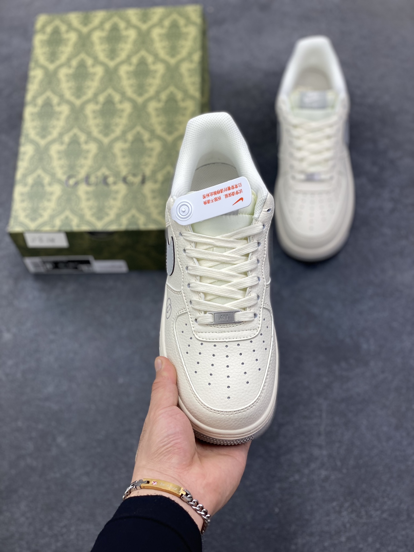 图片[2]-Nike Air Force 1 \’07 Low “古驰联名——鬼脸米灰”空军一号 低帮 运动鞋 休闲鞋 折边针车 工艺难度大 原楦头原纸板 原装鞋盒 定制五金配件 内置全掌气垫 原厂鞋底 货号：QW5836-024 尺码：36 36.5 37.5 38 38.5 39 40 40.5 41 42 42.5 43 44 44.5 45-选品中心