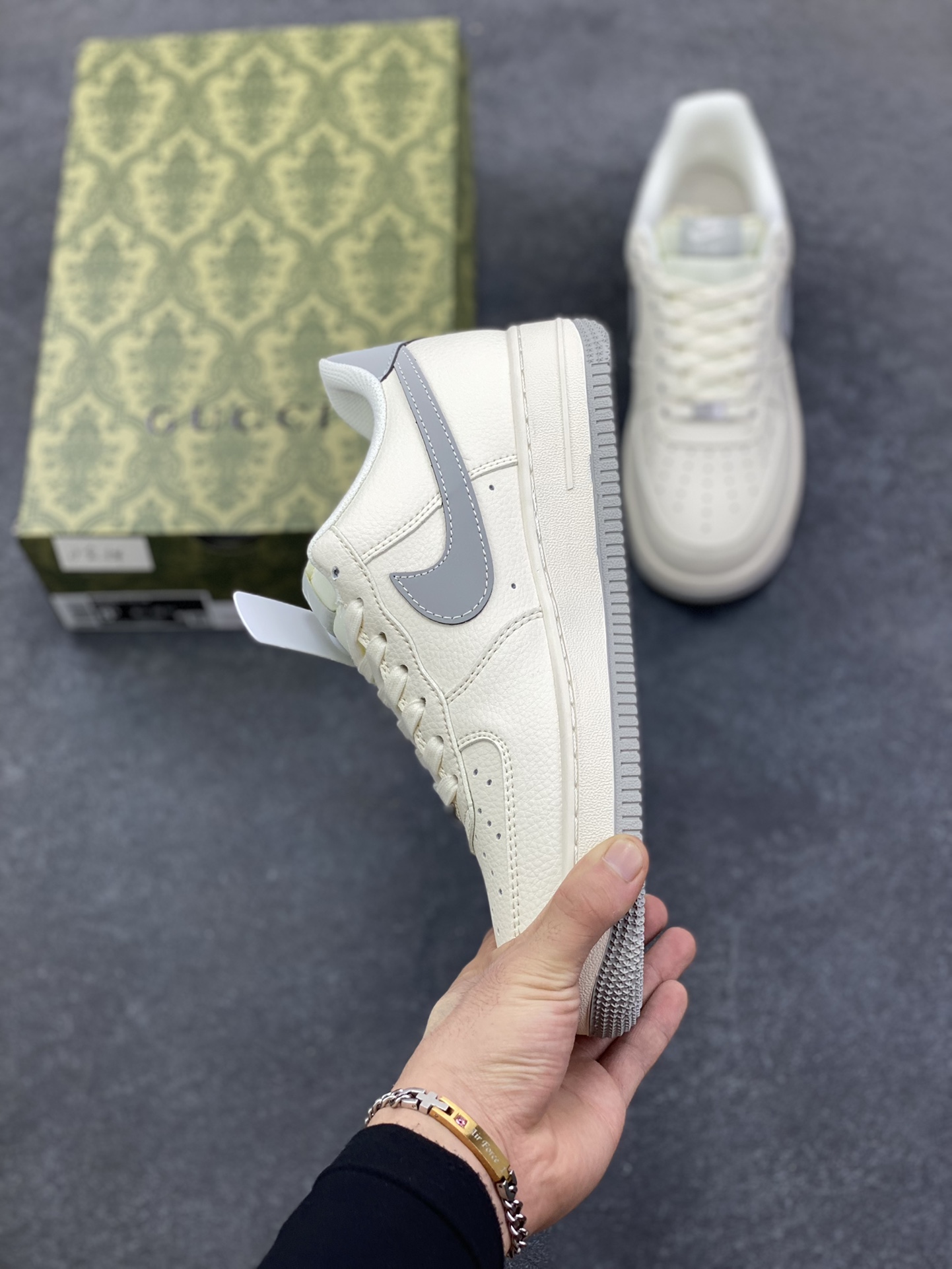 图片[3]-Nike Air Force 1 \’07 Low “古驰联名——鬼脸米灰”空军一号 低帮 运动鞋 休闲鞋 折边针车 工艺难度大 原楦头原纸板 原装鞋盒 定制五金配件 内置全掌气垫 原厂鞋底 货号：QW5836-024 尺码：36 36.5 37.5 38 38.5 39 40 40.5 41 42 42.5 43 44 44.5 45-选品中心
