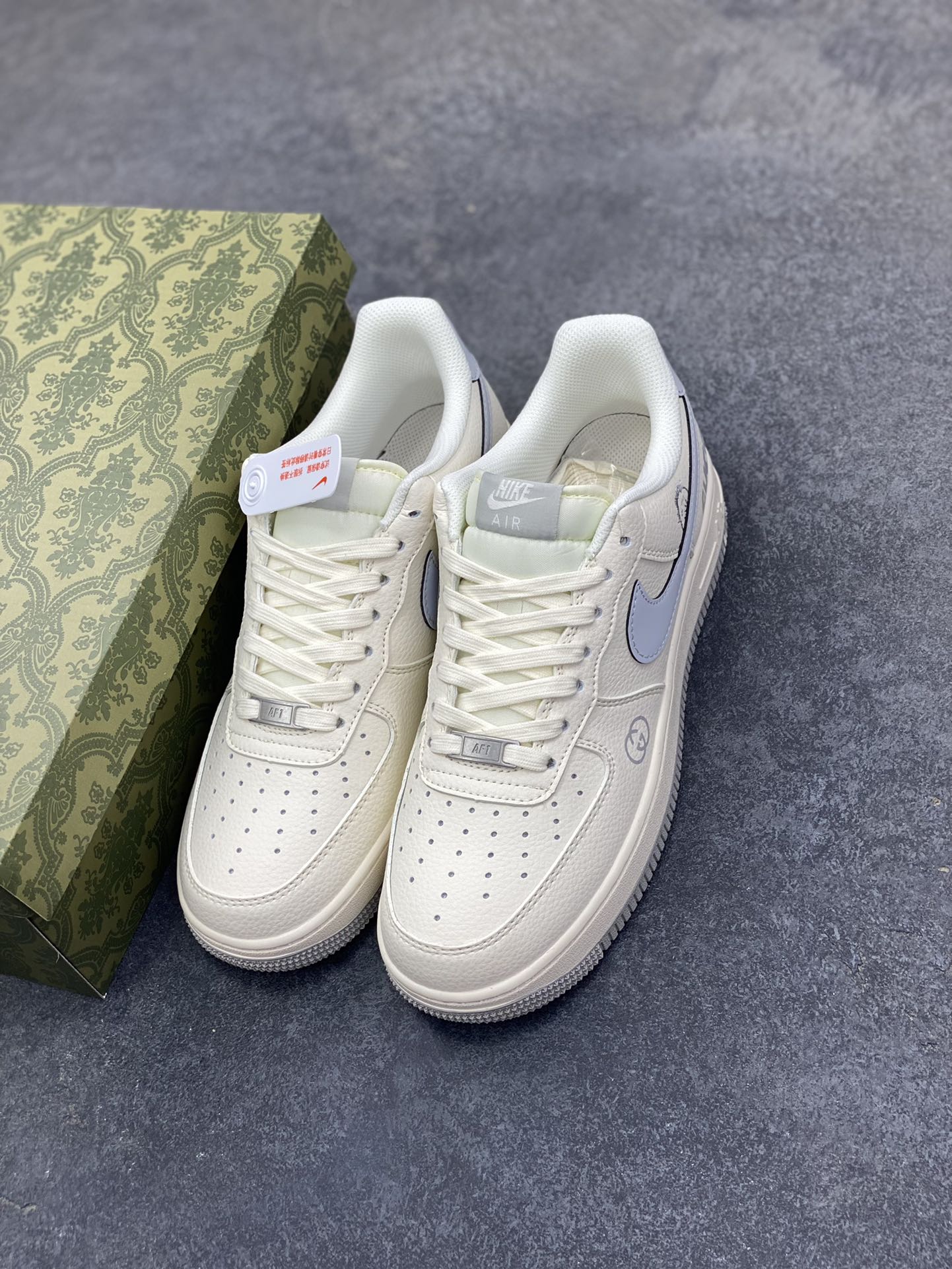 图片[8]-Nike Air Force 1 \’07 Low “古驰联名——鬼脸米灰”空军一号 低帮 运动鞋 休闲鞋 折边针车 工艺难度大 原楦头原纸板 原装鞋盒 定制五金配件 内置全掌气垫 原厂鞋底 货号：QW5836-024 尺码：36 36.5 37.5 38 38.5 39 40 40.5 41 42 42.5 43 44 44.5 45-选品中心