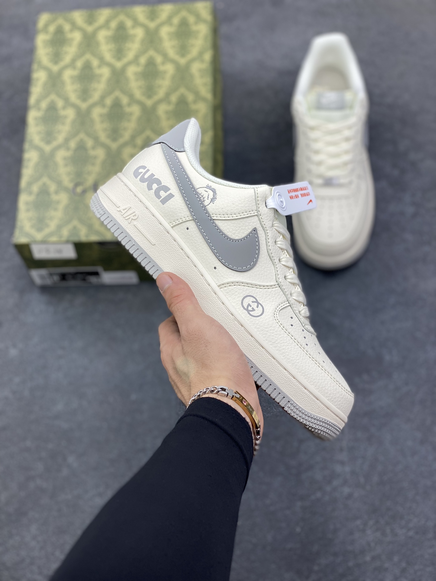 Nike Air Force 1 \’07 Low “古驰联名——鬼脸米灰”空军一号 低帮 运动鞋 休闲鞋 折边针车 工艺难度大 原楦头原纸板 原装鞋盒 定制五金配件 内置全掌气垫 原厂鞋底 货号:QW5836-024 尺码:36 36.5 37.5 38 38.5 39 40 40.5 41 42 42.5 43 44 44.5 45-选品中心
