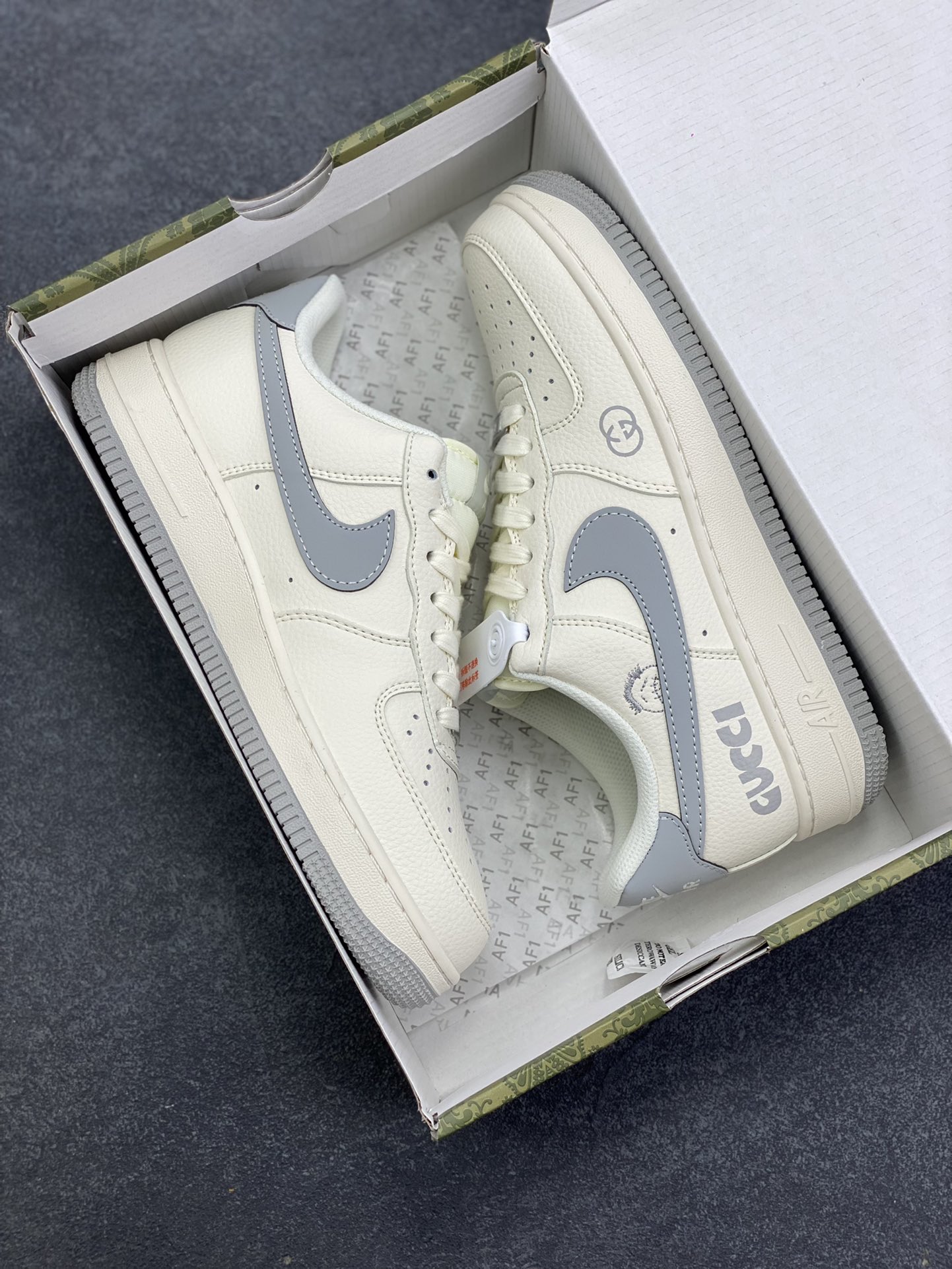 图片[9]-Nike Air Force 1 \’07 Low “古驰联名——鬼脸米灰”空军一号 低帮 运动鞋 休闲鞋 折边针车 工艺难度大 原楦头原纸板 原装鞋盒 定制五金配件 内置全掌气垫 原厂鞋底 货号：QW5836-024 尺码：36 36.5 37.5 38 38.5 39 40 40.5 41 42 42.5 43 44 44.5 45-选品中心