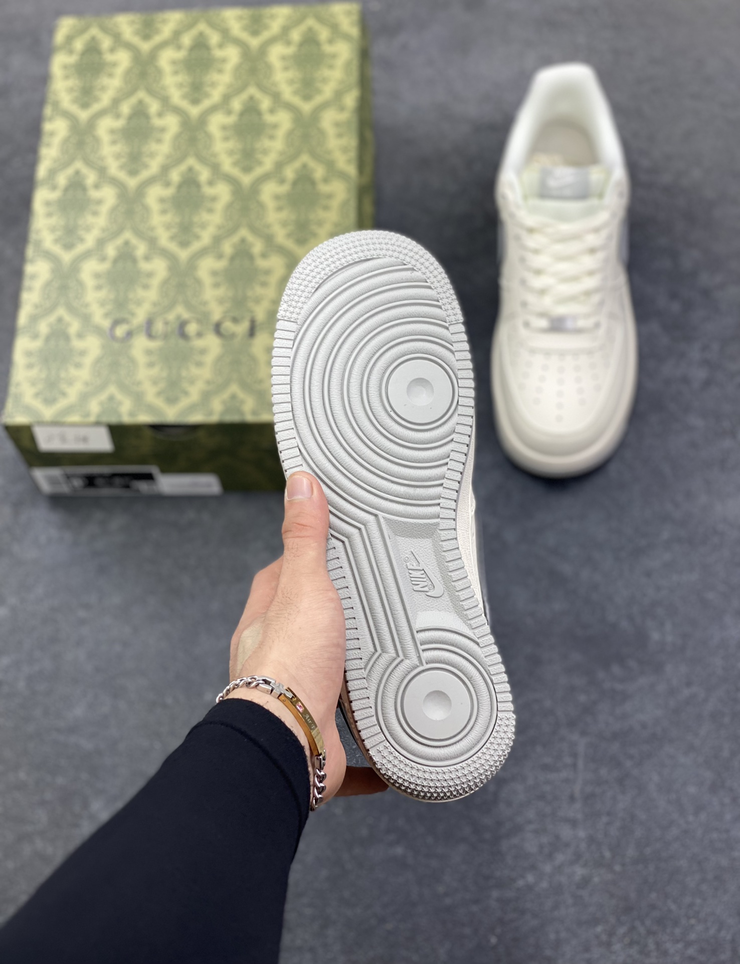 图片[5]-Nike Air Force 1 \’07 Low “古驰联名——鬼脸米灰”空军一号 低帮 运动鞋 休闲鞋 折边针车 工艺难度大 原楦头原纸板 原装鞋盒 定制五金配件 内置全掌气垫 原厂鞋底 货号：QW5836-024 尺码：36 36.5 37.5 38 38.5 39 40 40.5 41 42 42.5 43 44 44.5 45-选品中心