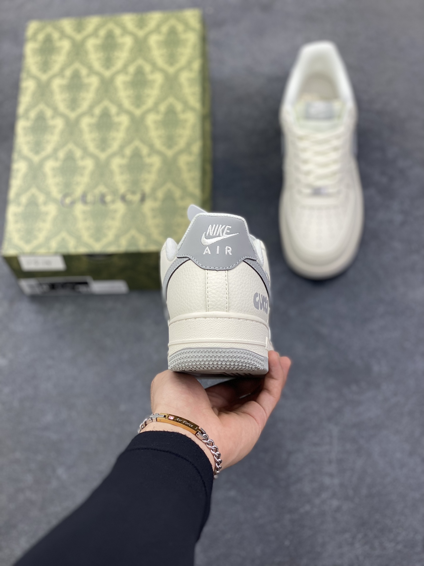 图片[4]-Nike Air Force 1 \’07 Low “古驰联名——鬼脸米灰”空军一号 低帮 运动鞋 休闲鞋 折边针车 工艺难度大 原楦头原纸板 原装鞋盒 定制五金配件 内置全掌气垫 原厂鞋底 货号：QW5836-024 尺码：36 36.5 37.5 38 38.5 39 40 40.5 41 42 42.5 43 44 44.5 45-选品中心