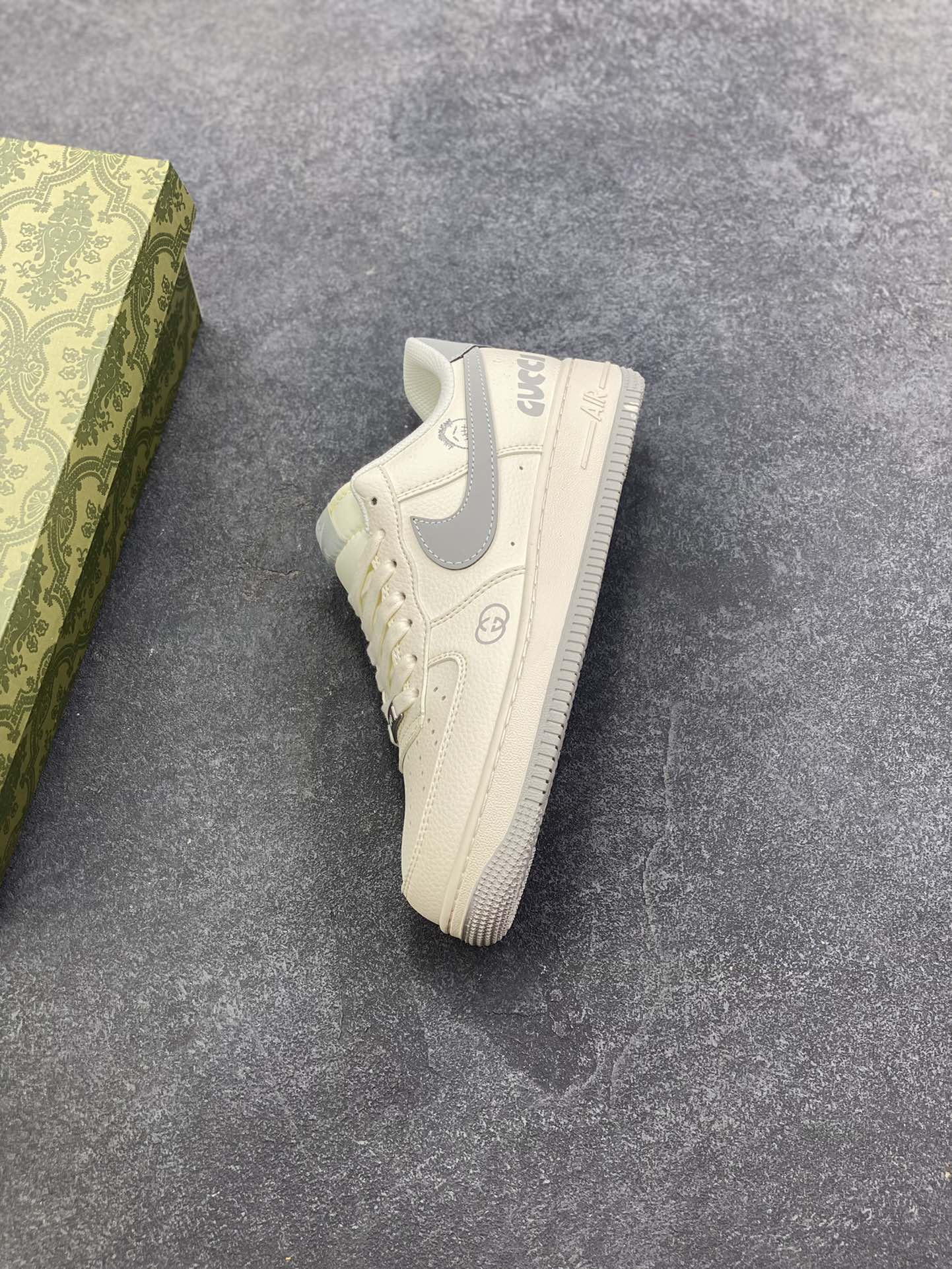 图片[7]-Nike Air Force 1 \’07 Low “古驰联名——鬼脸米灰”空军一号 低帮 运动鞋 休闲鞋 折边针车 工艺难度大 原楦头原纸板 原装鞋盒 定制五金配件 内置全掌气垫 原厂鞋底 货号：QW5836-024 尺码：36 36.5 37.5 38 38.5 39 40 40.5 41 42 42.5 43 44 44.5 45-选品中心