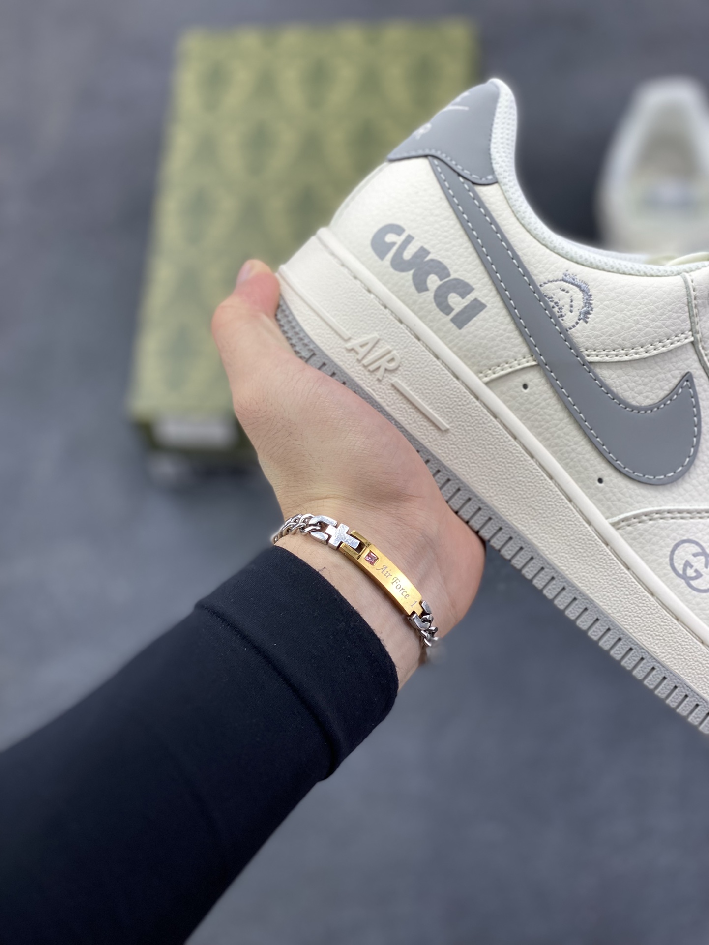 图片[6]-Nike Air Force 1 \’07 Low “古驰联名——鬼脸米灰”空军一号 低帮 运动鞋 休闲鞋 折边针车 工艺难度大 原楦头原纸板 原装鞋盒 定制五金配件 内置全掌气垫 原厂鞋底 货号：QW5836-024 尺码：36 36.5 37.5 38 38.5 39 40 40.5 41 42 42.5 43 44 44.5 45-选品中心