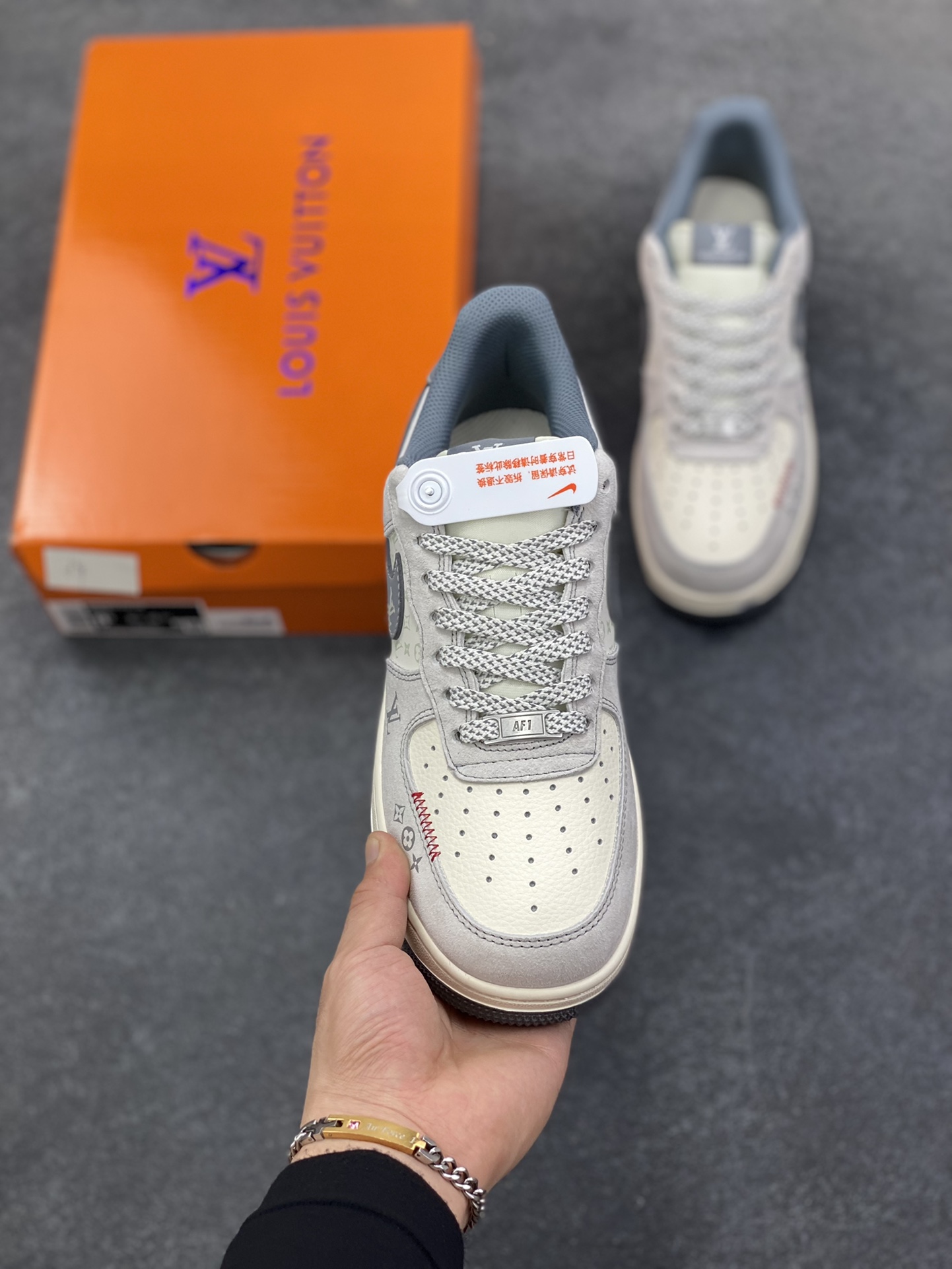 图片[2]-NIke Air Force 1 \’07 Low “LV联名——灰勾Nike织标”空军一号 低帮 运动鞋 休闲鞋 折边针车 工艺难度大 原楦头原纸板 原装鞋盒 定制五金配件 内置全掌气垫 原厂鞋底 货号：CX5050-Y25 尺码：36 36.5 37.5 38 38.5 39 40 40.5 41 42 42.5 43 44 44.5 45-选品中心