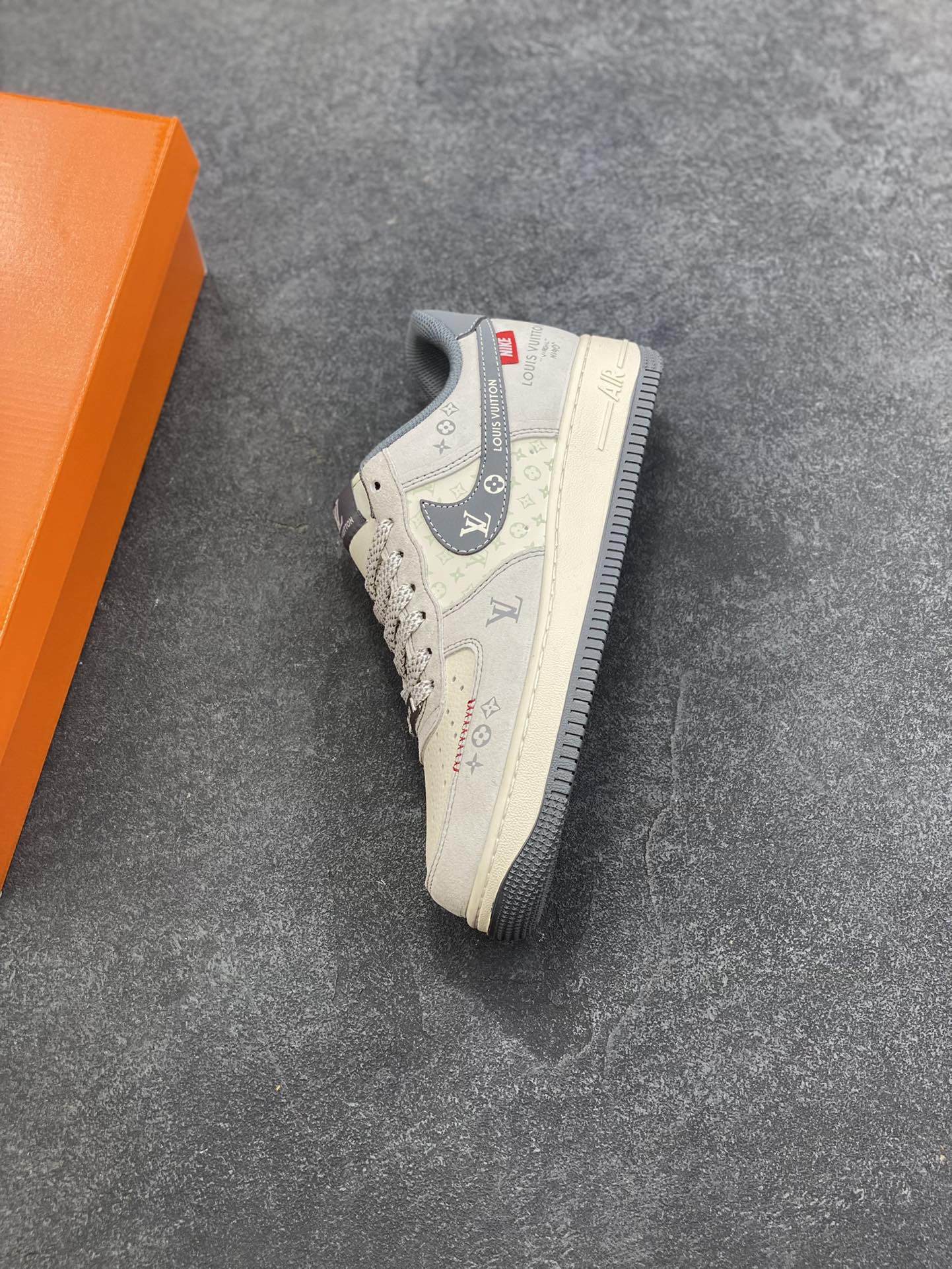 图片[7]-NIke Air Force 1 \’07 Low “LV联名——灰勾Nike织标”空军一号 低帮 运动鞋 休闲鞋 折边针车 工艺难度大 原楦头原纸板 原装鞋盒 定制五金配件 内置全掌气垫 原厂鞋底 货号：CX5050-Y25 尺码：36 36.5 37.5 38 38.5 39 40 40.5 41 42 42.5 43 44 44.5 45-选品中心