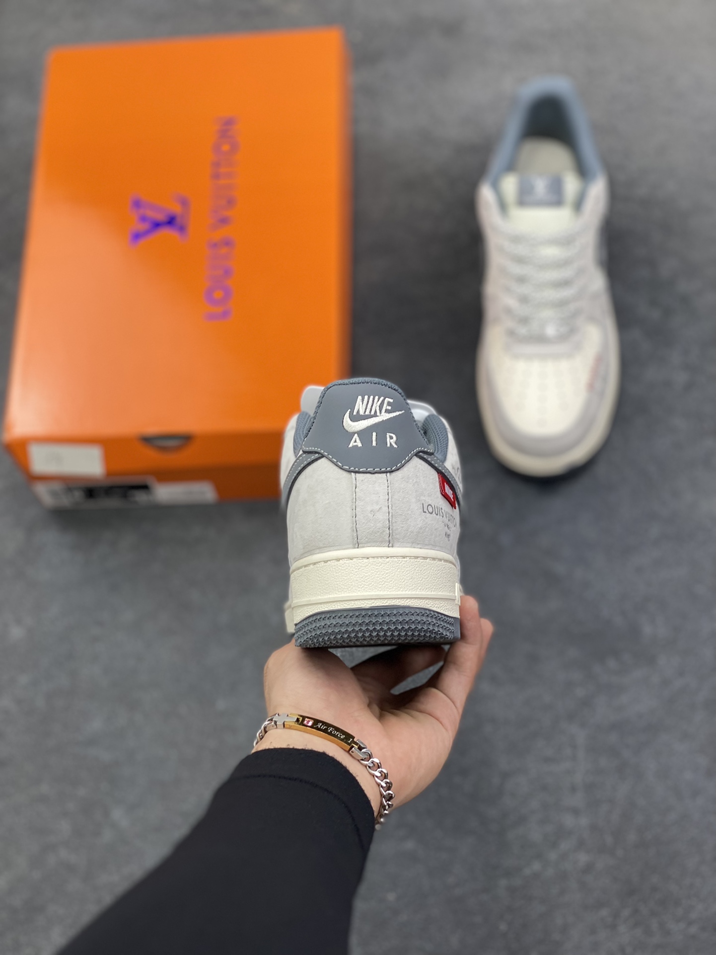 图片[4]-NIke Air Force 1 \’07 Low “LV联名——灰勾Nike织标”空军一号 低帮 运动鞋 休闲鞋 折边针车 工艺难度大 原楦头原纸板 原装鞋盒 定制五金配件 内置全掌气垫 原厂鞋底 货号：CX5050-Y25 尺码：36 36.5 37.5 38 38.5 39 40 40.5 41 42 42.5 43 44 44.5 45-选品中心