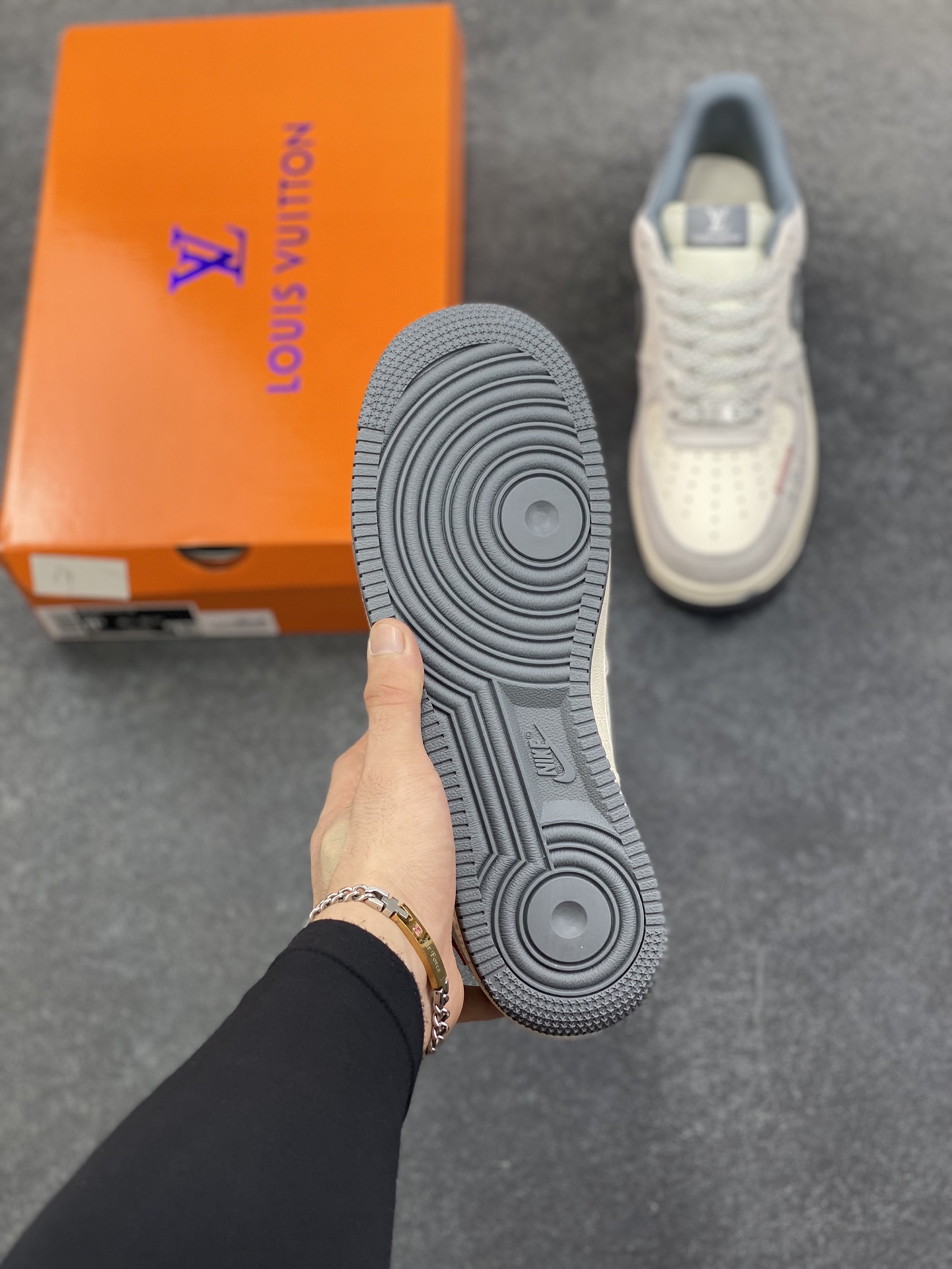 图片[5]-NIke Air Force 1 \’07 Low “LV联名——灰勾Nike织标”空军一号 低帮 运动鞋 休闲鞋 折边针车 工艺难度大 原楦头原纸板 原装鞋盒 定制五金配件 内置全掌气垫 原厂鞋底 货号：CX5050-Y25 尺码：36 36.5 37.5 38 38.5 39 40 40.5 41 42 42.5 43 44 44.5 45-选品中心