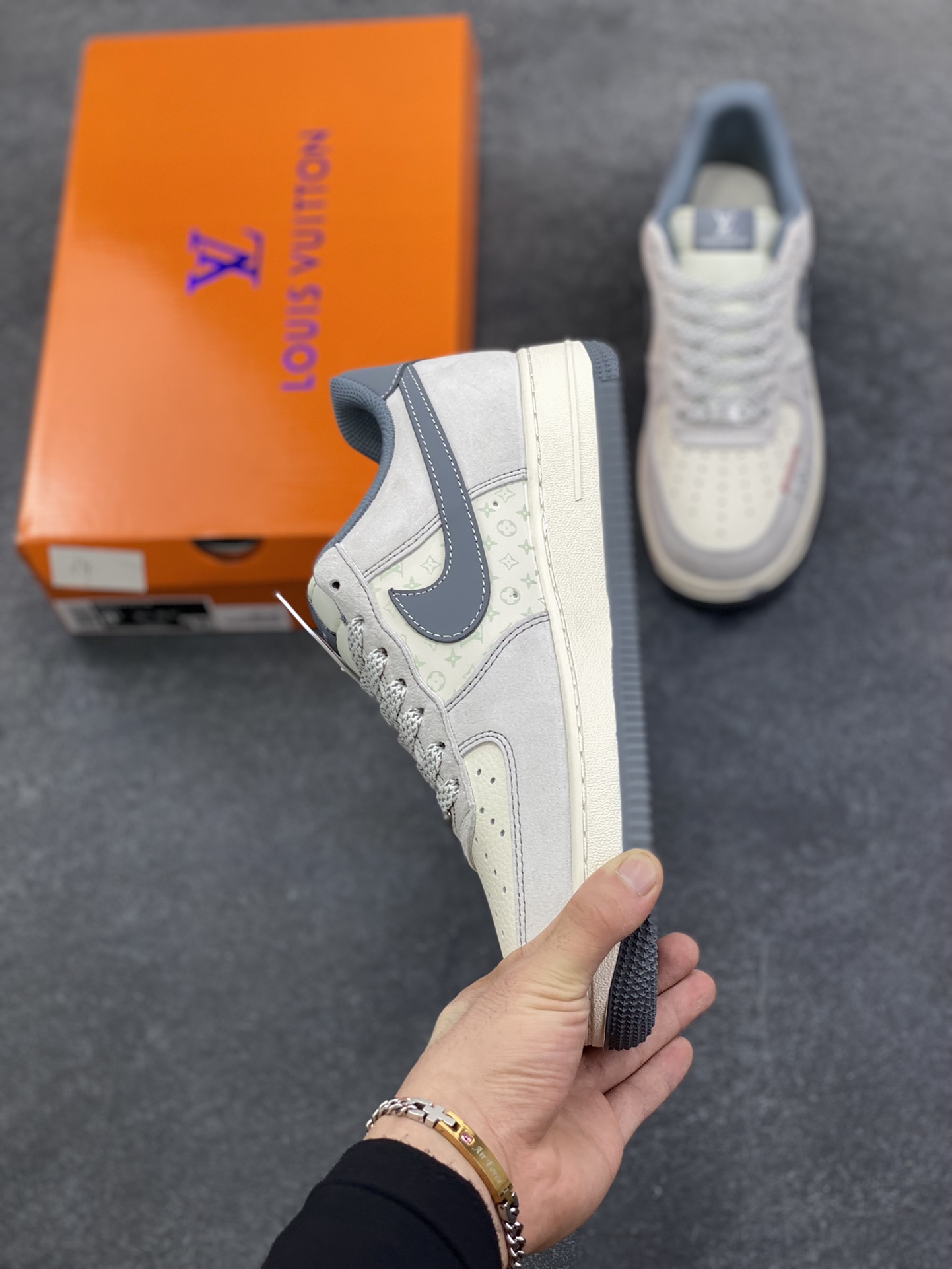 图片[3]-NIke Air Force 1 \’07 Low “LV联名——灰勾Nike织标”空军一号 低帮 运动鞋 休闲鞋 折边针车 工艺难度大 原楦头原纸板 原装鞋盒 定制五金配件 内置全掌气垫 原厂鞋底 货号：CX5050-Y25 尺码：36 36.5 37.5 38 38.5 39 40 40.5 41 42 42.5 43 44 44.5 45-选品中心