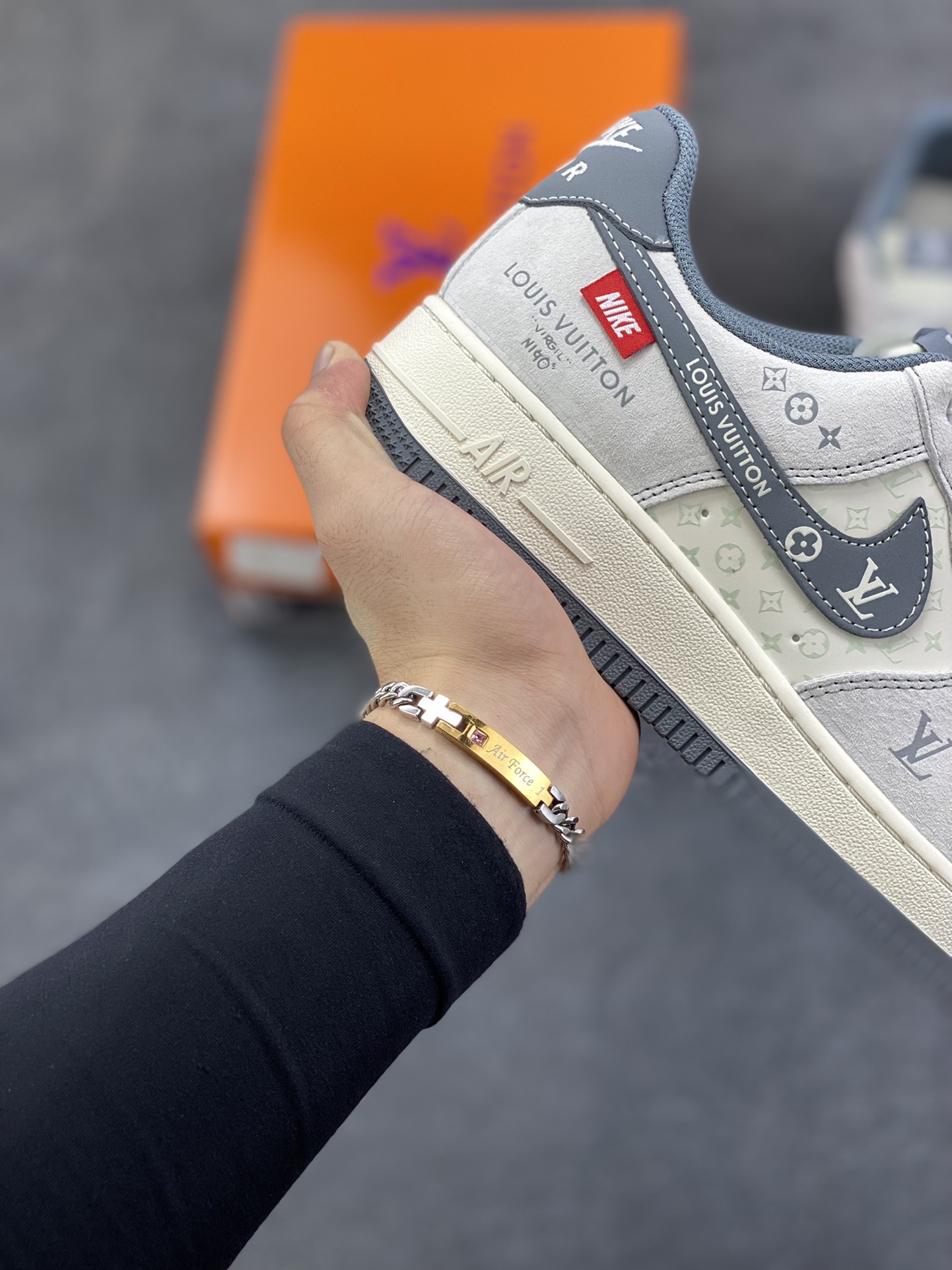 图片[6]-NIke Air Force 1 \’07 Low “LV联名——灰勾Nike织标”空军一号 低帮 运动鞋 休闲鞋 折边针车 工艺难度大 原楦头原纸板 原装鞋盒 定制五金配件 内置全掌气垫 原厂鞋底 货号：CX5050-Y25 尺码：36 36.5 37.5 38 38.5 39 40 40.5 41 42 42.5 43 44 44.5 45-选品中心