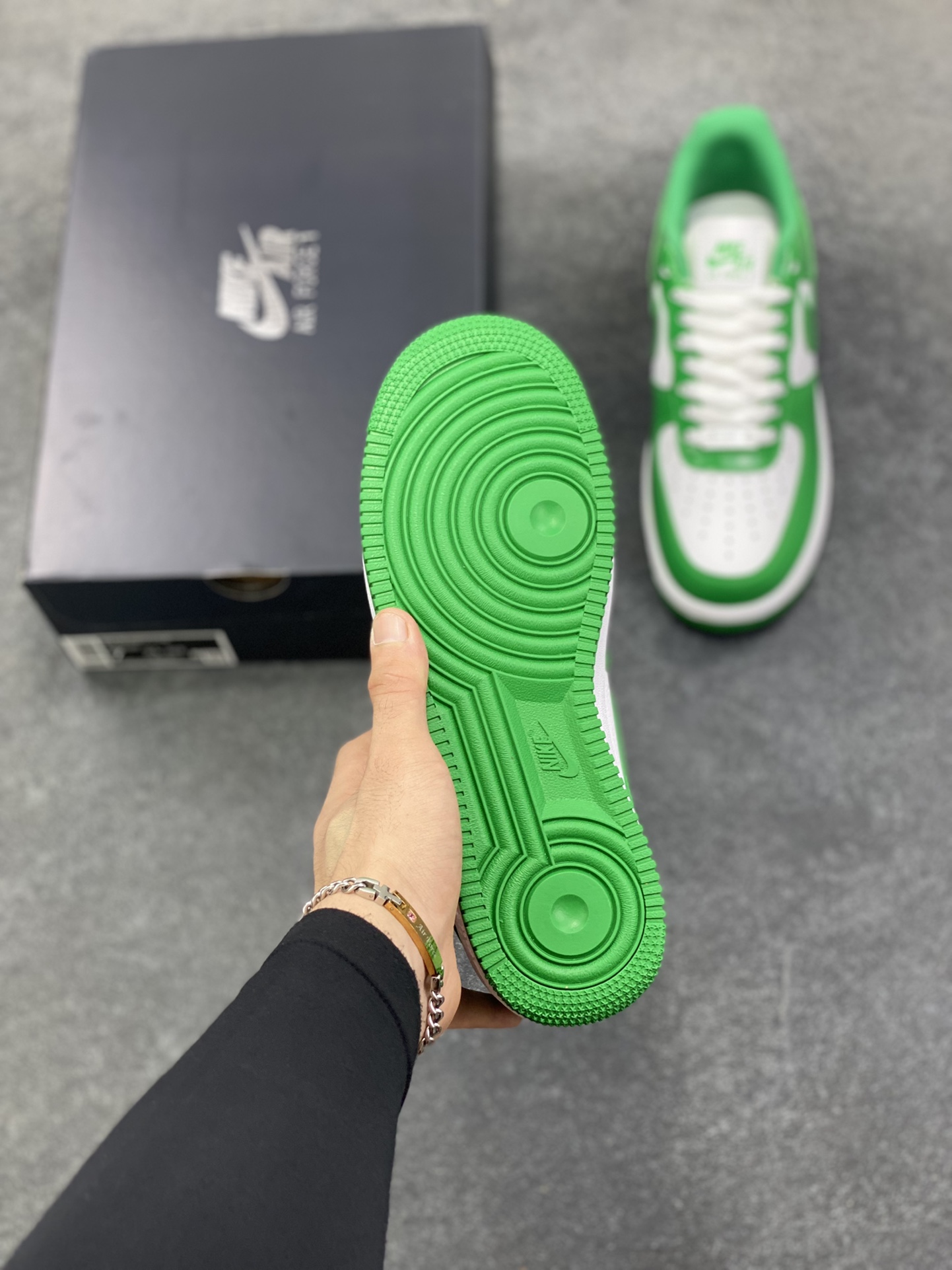 图片[5]-Nike Air Force 1 Low 亮面漆皮白绿 空军一号低帮运动休闲板鞋 原楦头原纸板 打造纯正空军版型#专注外贸渠道 全掌内置蜂窝气垫 #原盒配件 原厂中底钢印、拉帮完美 货号：FJ4801-300 尺码：36 36.5 37.5 38 38.5 39 40 40.5 41 42 42.5 43 44 44.5 45-选品中心