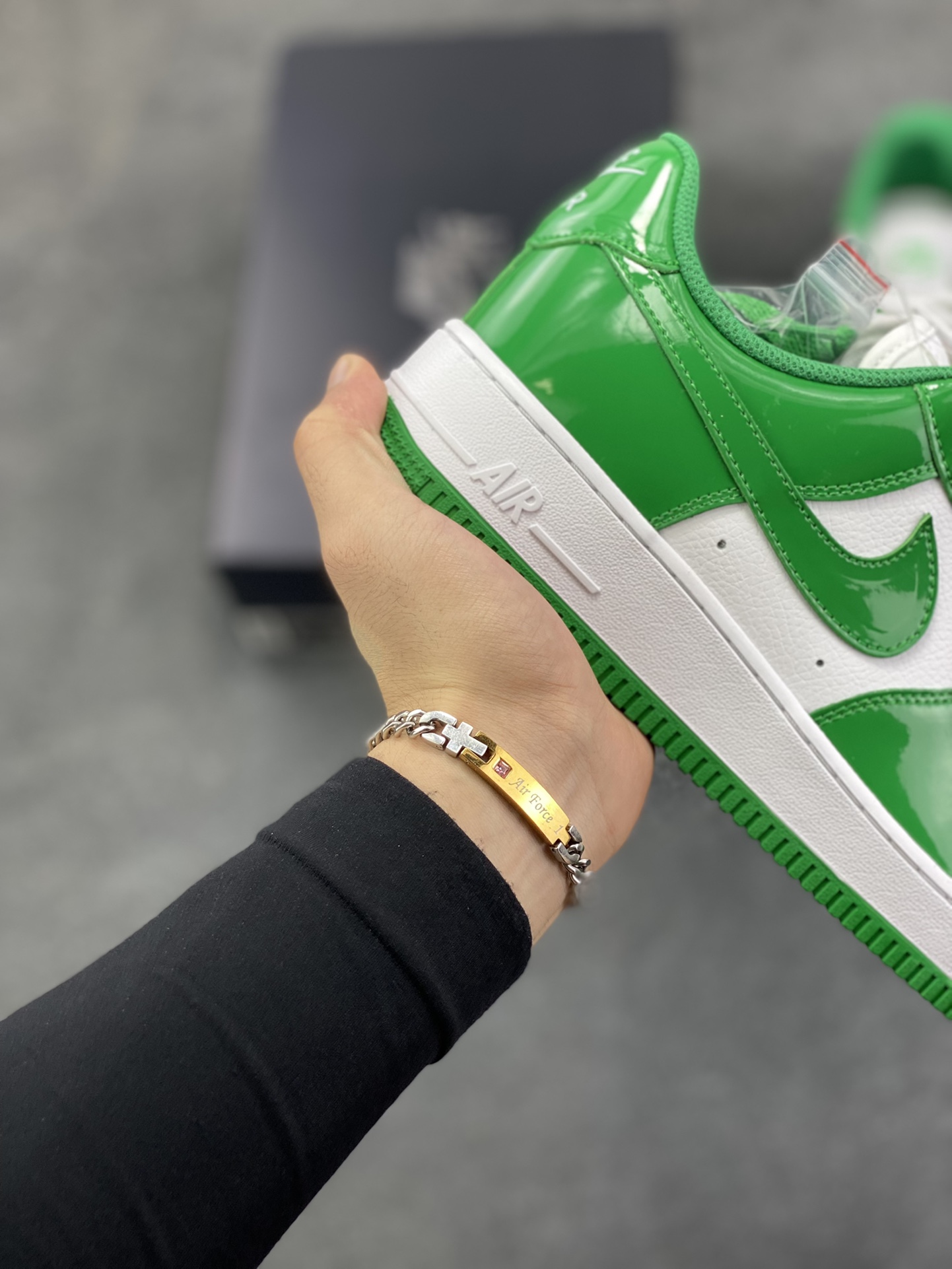 图片[6]-Nike Air Force 1 Low 亮面漆皮白绿 空军一号低帮运动休闲板鞋 原楦头原纸板 打造纯正空军版型#专注外贸渠道 全掌内置蜂窝气垫 #原盒配件 原厂中底钢印、拉帮完美 货号：FJ4801-300 尺码：36 36.5 37.5 38 38.5 39 40 40.5 41 42 42.5 43 44 44.5 45-选品中心