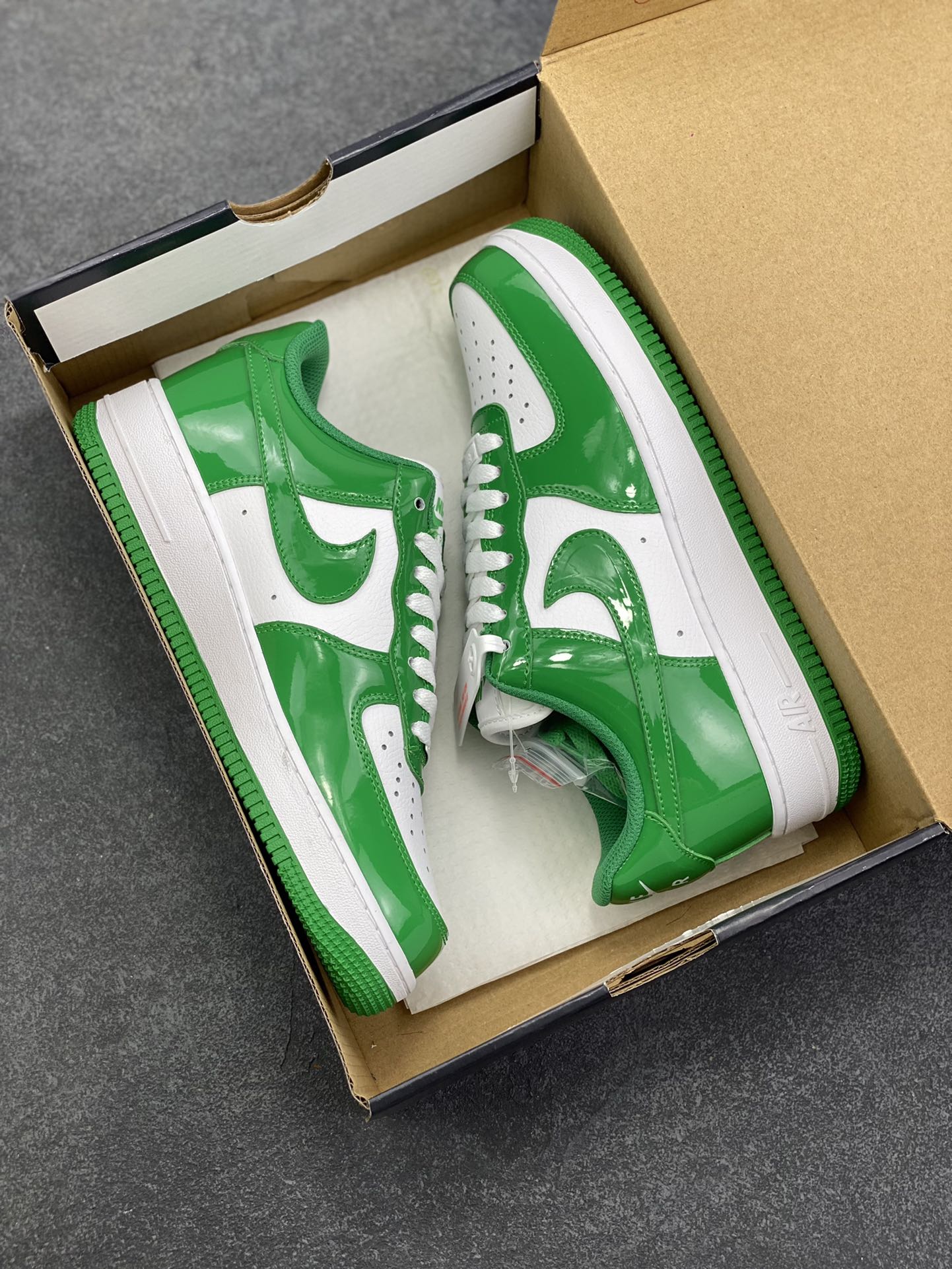 图片[9]-Nike Air Force 1 Low 亮面漆皮白绿 空军一号低帮运动休闲板鞋 原楦头原纸板 打造纯正空军版型#专注外贸渠道 全掌内置蜂窝气垫 #原盒配件 原厂中底钢印、拉帮完美 货号：FJ4801-300 尺码：36 36.5 37.5 38 38.5 39 40 40.5 41 42 42.5 43 44 44.5 45-选品中心