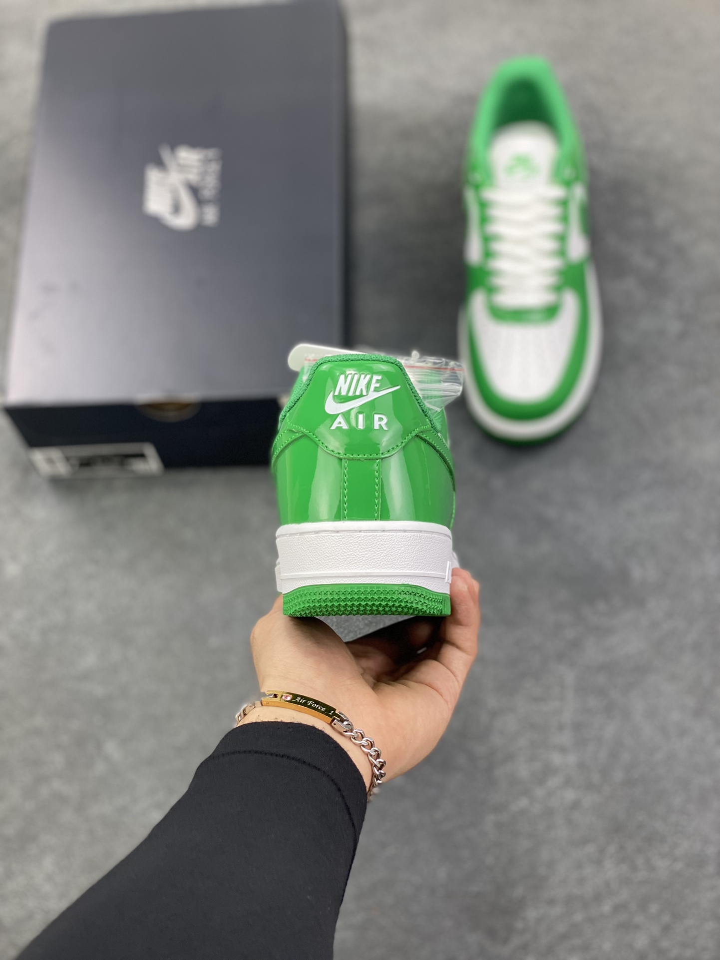 图片[4]-Nike Air Force 1 Low 亮面漆皮白绿 空军一号低帮运动休闲板鞋 原楦头原纸板 打造纯正空军版型#专注外贸渠道 全掌内置蜂窝气垫 #原盒配件 原厂中底钢印、拉帮完美 货号：FJ4801-300 尺码：36 36.5 37.5 38 38.5 39 40 40.5 41 42 42.5 43 44 44.5 45-选品中心