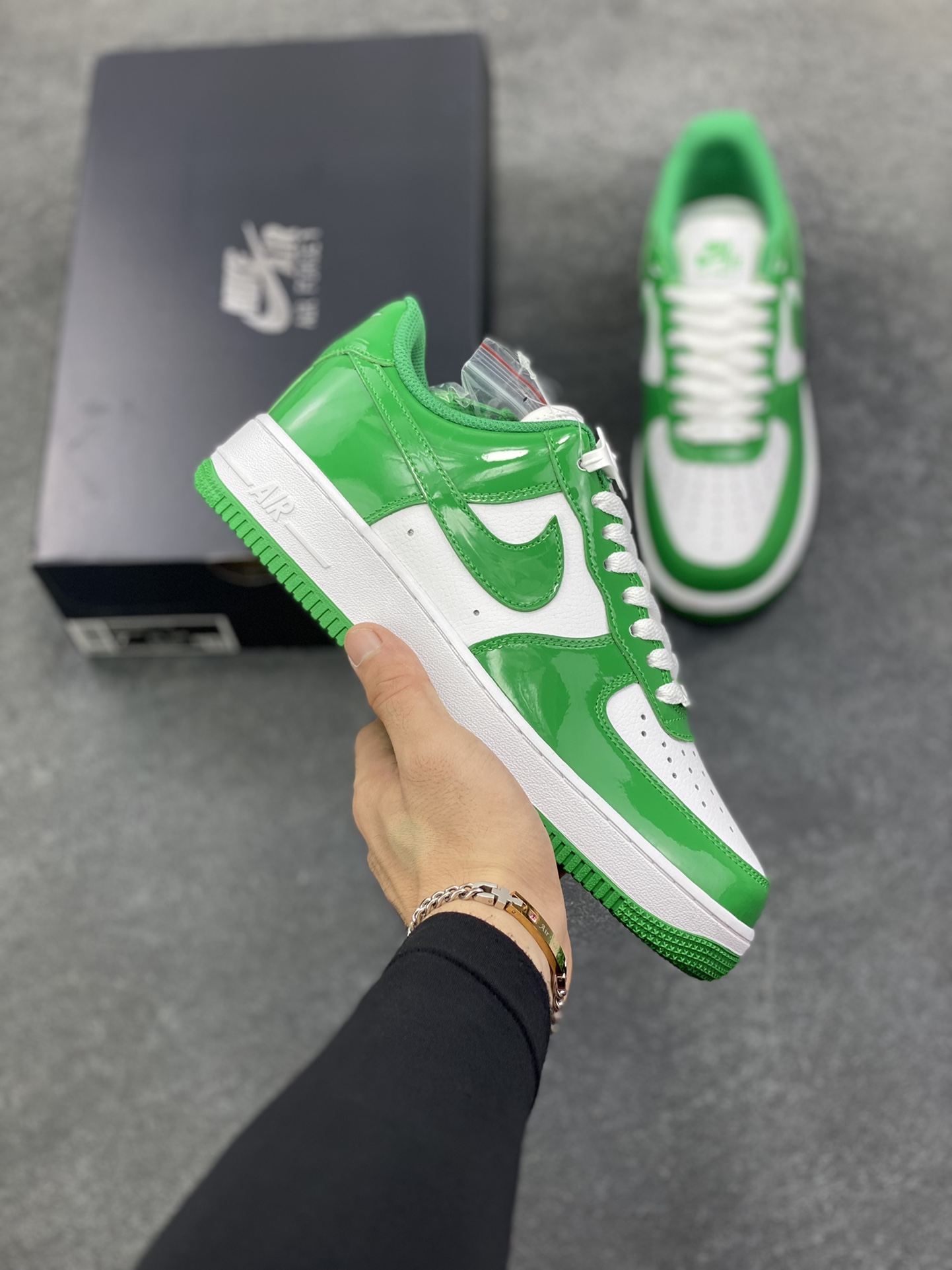 Nike Air Force 1 Low 亮面漆皮白绿 空军一号低帮运动休闲板鞋 原楦头原纸板 打造纯正空军版型#专注外贸渠道 全掌内置蜂窝气垫 #原盒配件 原厂中底钢印、拉帮完美 货号:FJ4801-300 尺码:36 36.5 37.5 38 38.5 39 40 40.5 41 42 42.5 43 44 44.5 45-选品中心