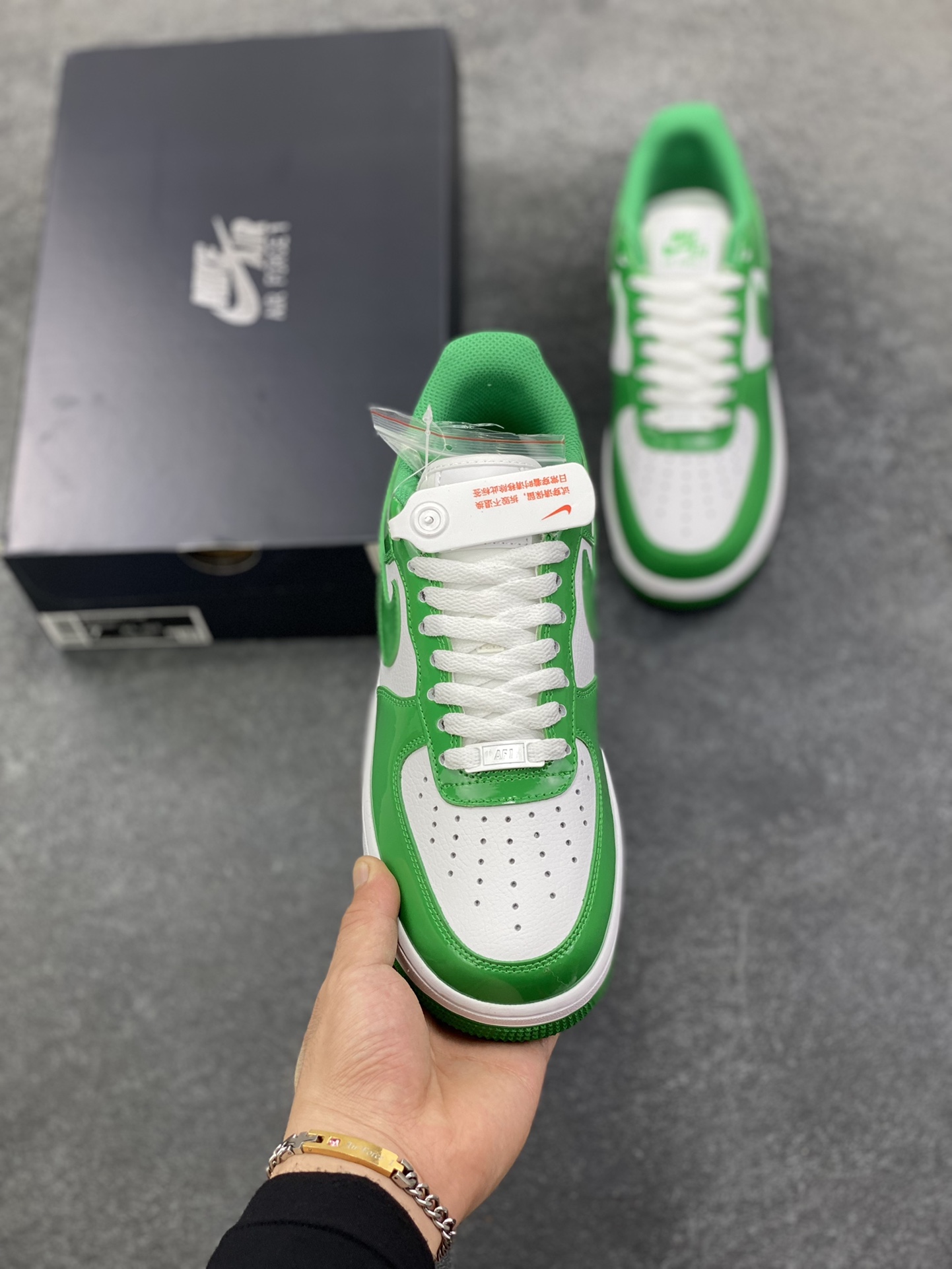 图片[2]-Nike Air Force 1 Low 亮面漆皮白绿 空军一号低帮运动休闲板鞋 原楦头原纸板 打造纯正空军版型#专注外贸渠道 全掌内置蜂窝气垫 #原盒配件 原厂中底钢印、拉帮完美 货号：FJ4801-300 尺码：36 36.5 37.5 38 38.5 39 40 40.5 41 42 42.5 43 44 44.5 45-选品中心