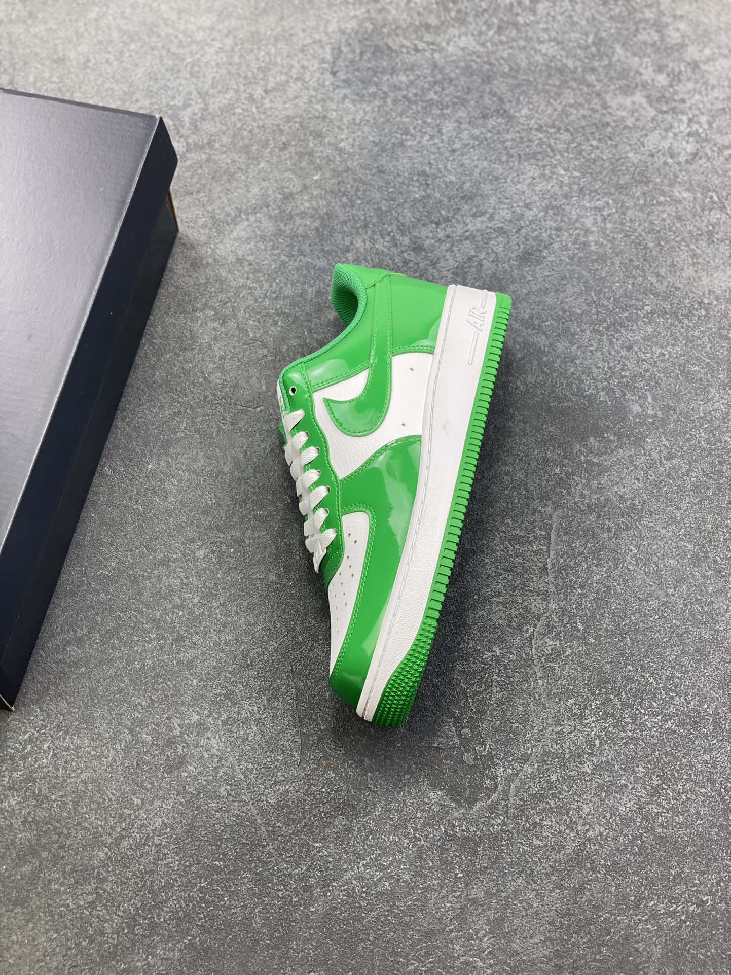 图片[7]-Nike Air Force 1 Low 亮面漆皮白绿 空军一号低帮运动休闲板鞋 原楦头原纸板 打造纯正空军版型#专注外贸渠道 全掌内置蜂窝气垫 #原盒配件 原厂中底钢印、拉帮完美 货号：FJ4801-300 尺码：36 36.5 37.5 38 38.5 39 40 40.5 41 42 42.5 43 44 44.5 45-选品中心