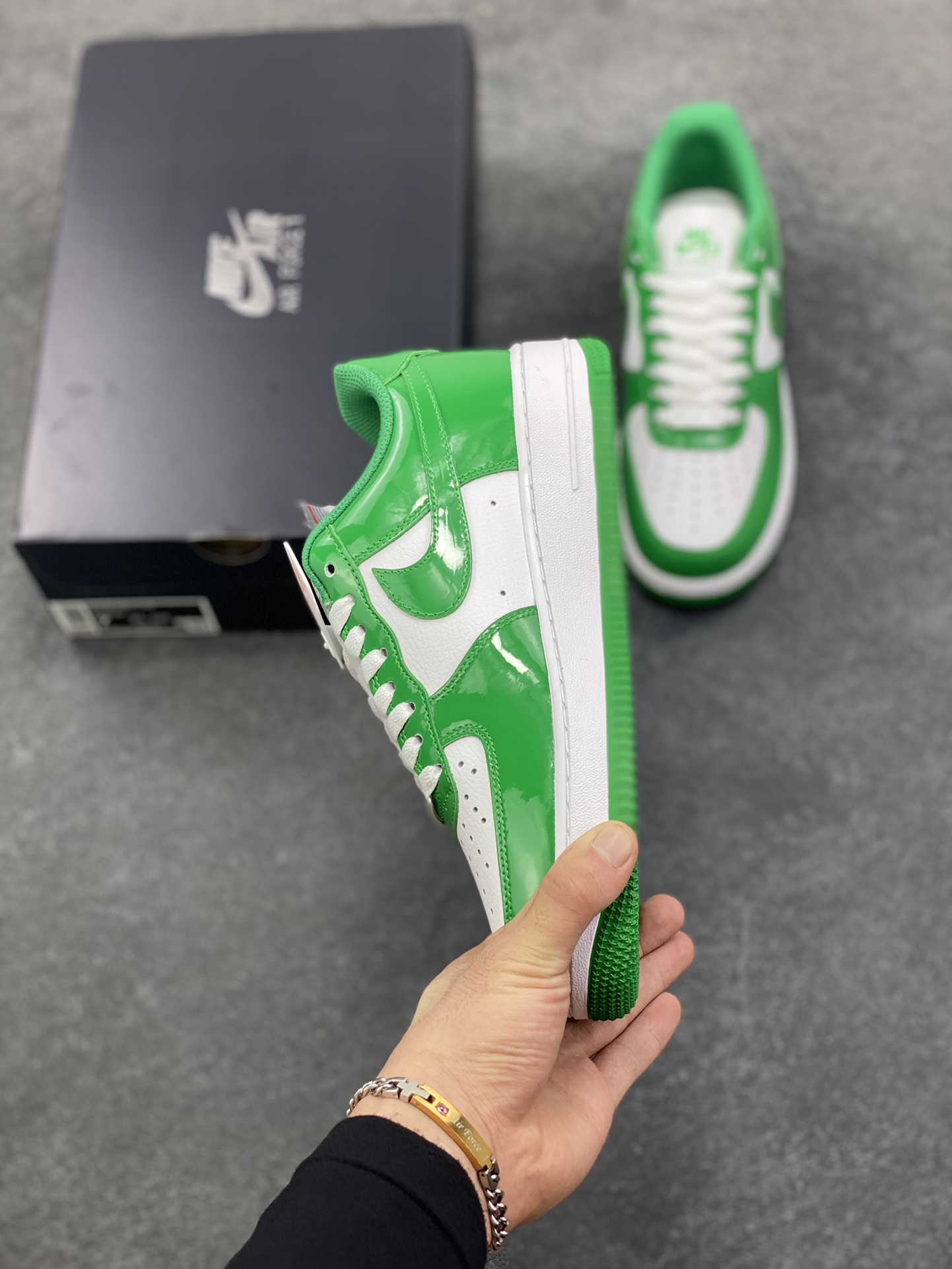 图片[3]-Nike Air Force 1 Low 亮面漆皮白绿 空军一号低帮运动休闲板鞋 原楦头原纸板 打造纯正空军版型#专注外贸渠道 全掌内置蜂窝气垫 #原盒配件 原厂中底钢印、拉帮完美 货号：FJ4801-300 尺码：36 36.5 37.5 38 38.5 39 40 40.5 41 42 42.5 43 44 44.5 45-选品中心