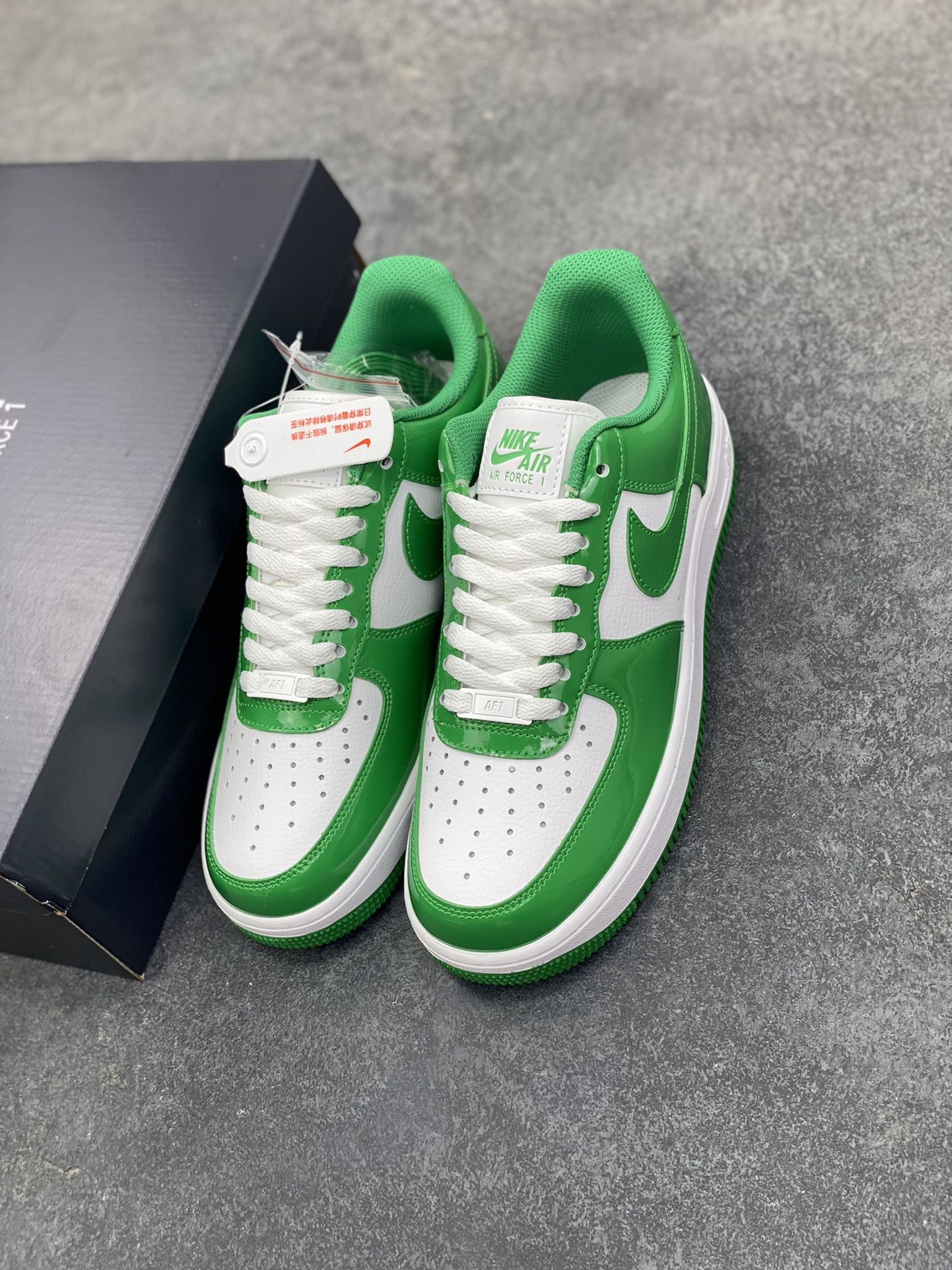 图片[8]-Nike Air Force 1 Low 亮面漆皮白绿 空军一号低帮运动休闲板鞋 原楦头原纸板 打造纯正空军版型#专注外贸渠道 全掌内置蜂窝气垫 #原盒配件 原厂中底钢印、拉帮完美 货号：FJ4801-300 尺码：36 36.5 37.5 38 38.5 39 40 40.5 41 42 42.5 43 44 44.5 45-选品中心