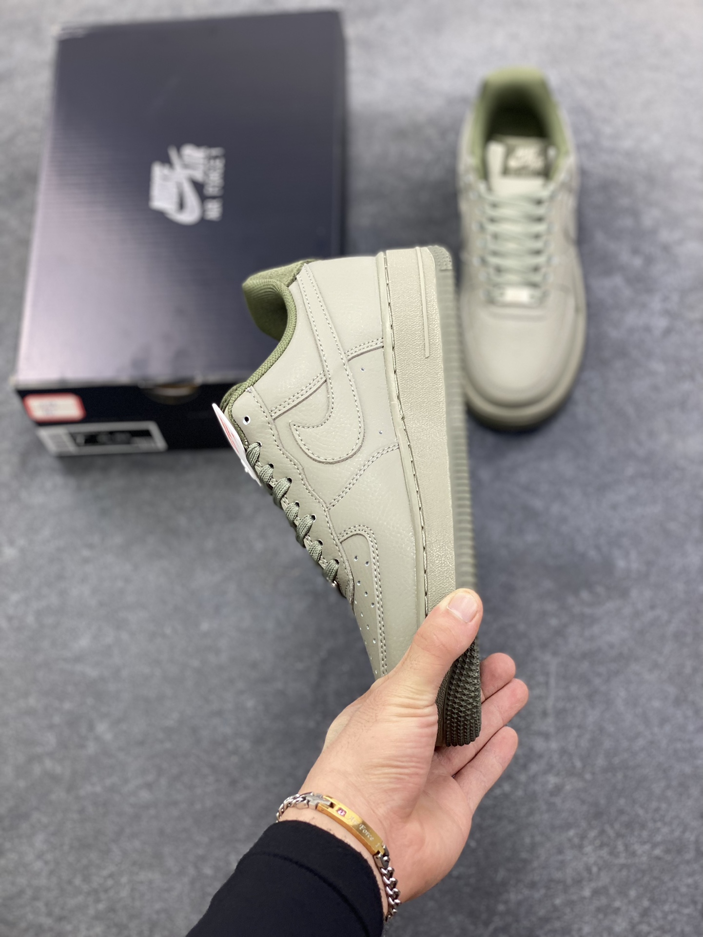 图片[3]-Air Force 1\’ 07 浅军绿小勾 原楦头原纸板 打造纯正空军版型 专注外贸渠道 全掌内置蜂窝气垫 #原盒配件 原厂中底钢印、拉帮完美 货号：HM9483-300 尺码：36 36.5 37.5 38 38.5 39 40 40.5 41 42 42.5 43 44 44.5 45-选品中心